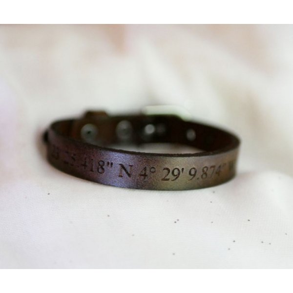 Herrenarmband aus graviertem Leder dunkelbraun silberne Schnalle zu personalisieren