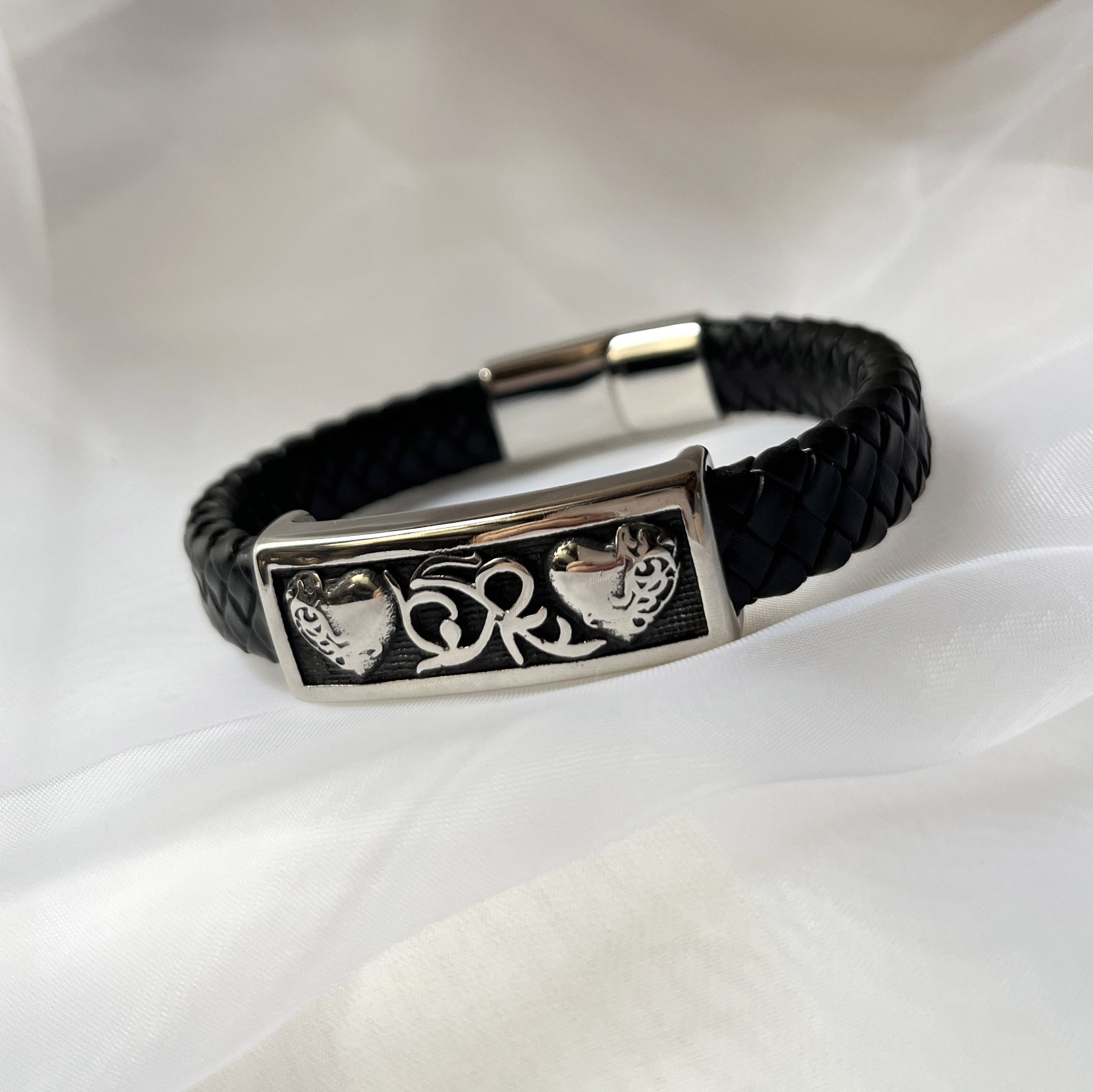 Bracelet homme cuir noir tress&eacute; d&eacute;cor 2 coeurs grav&eacute;s