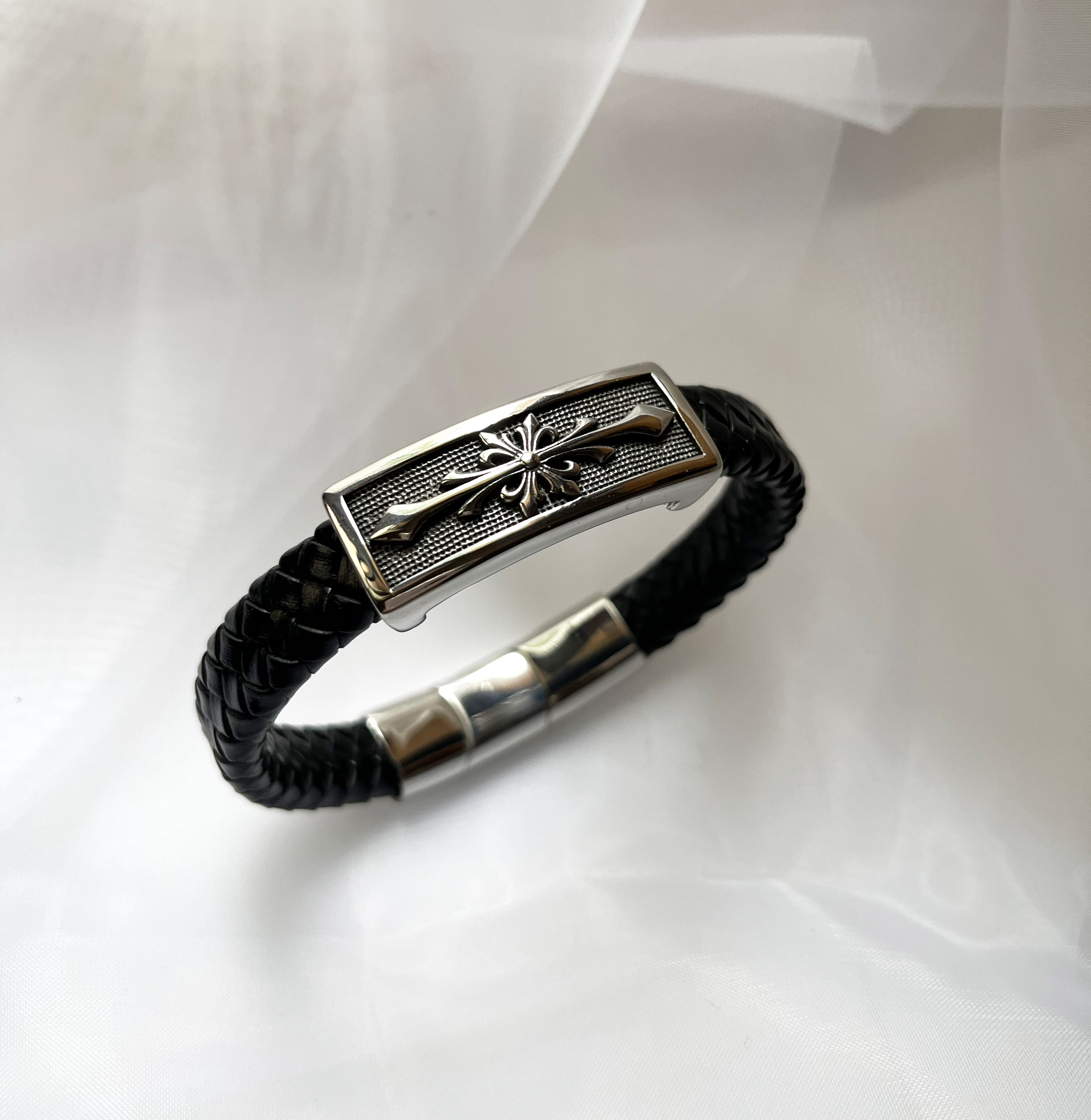 Bracelet homme cuir noir tressé décor croix stylisée
