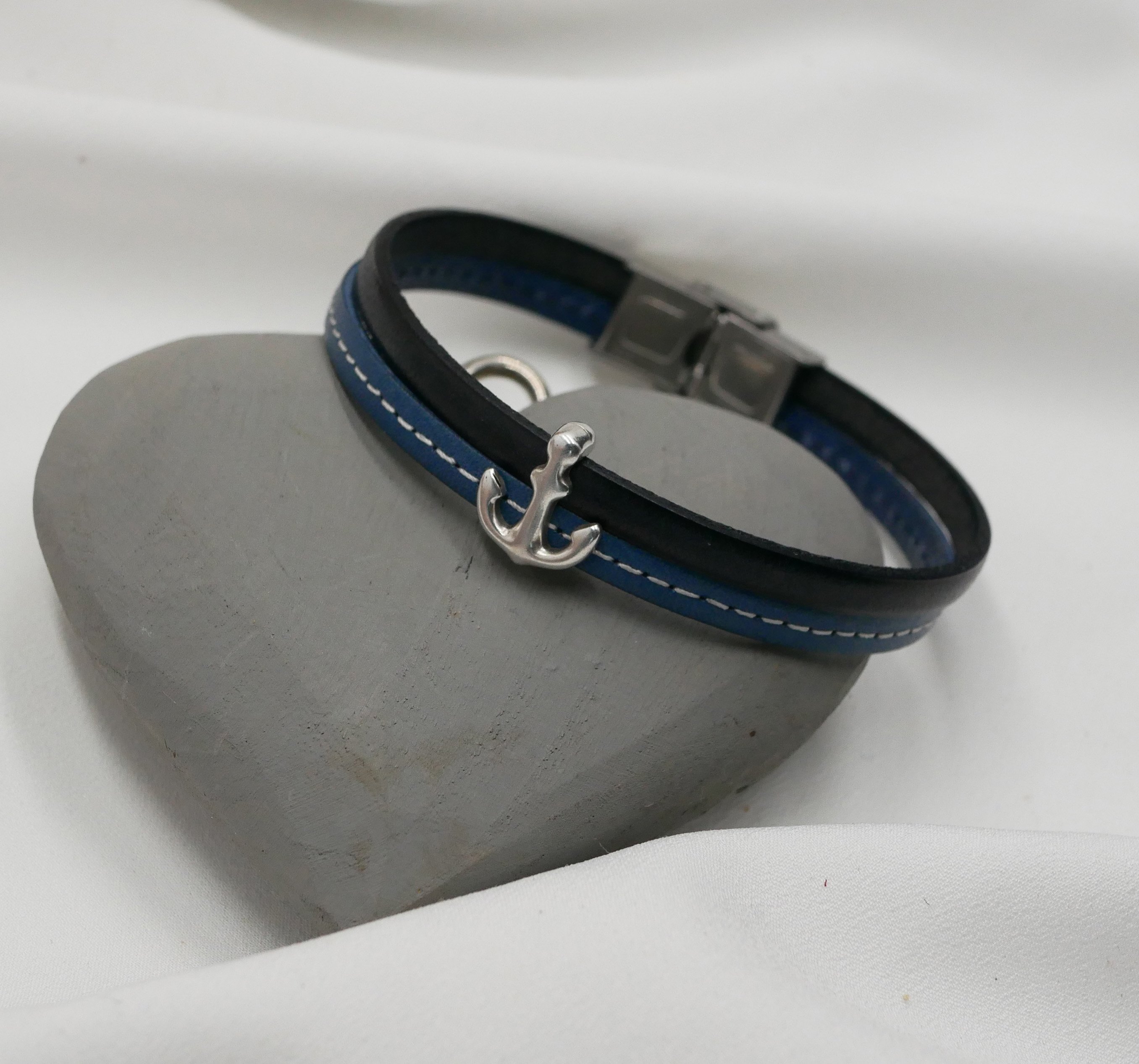 Herrenarmband aus blauem Duoleder mit Steppnähten Marineanker zum Anpassen 