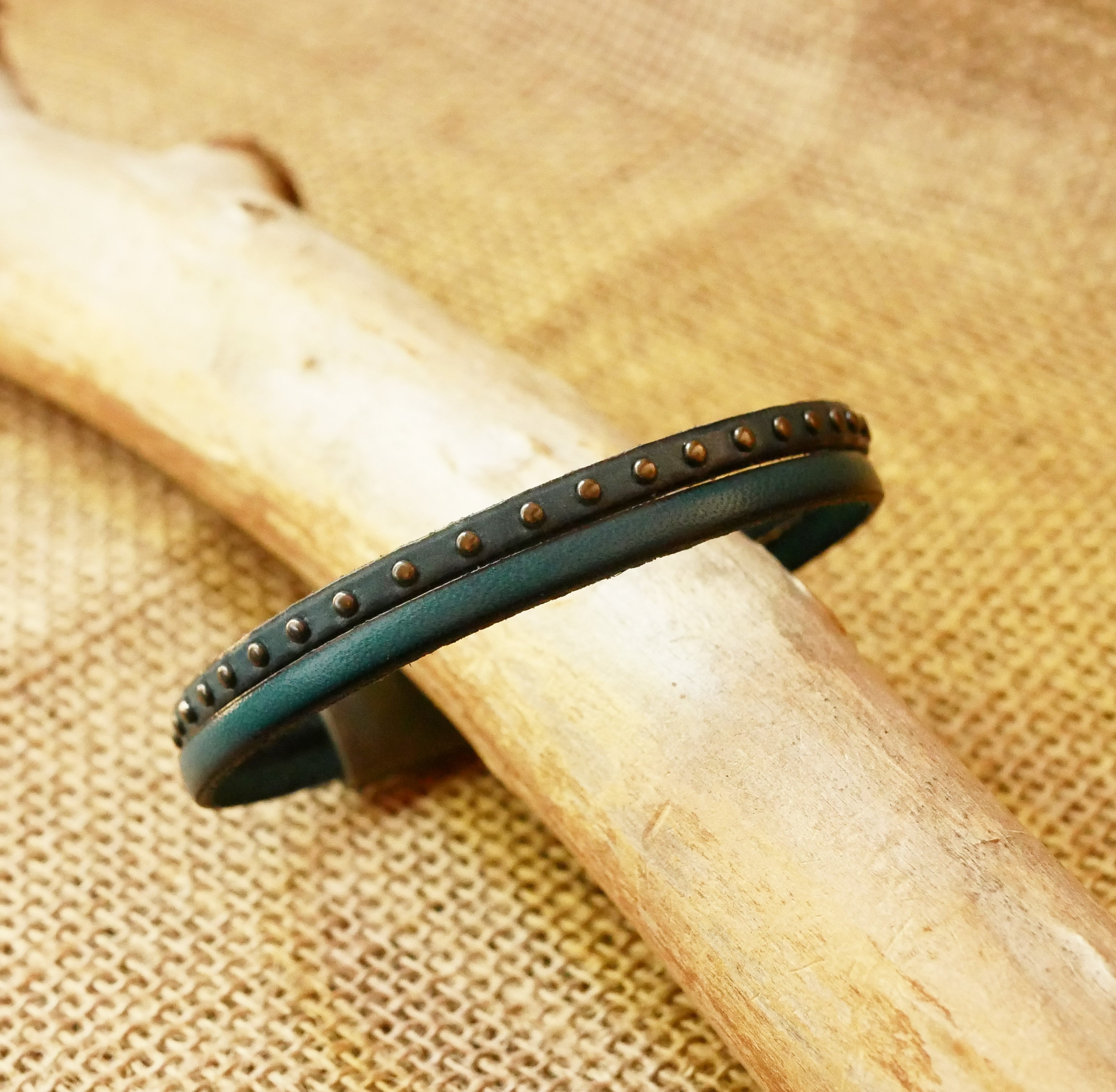 Herrenarmband aus blauem Lederduo mit Nieten