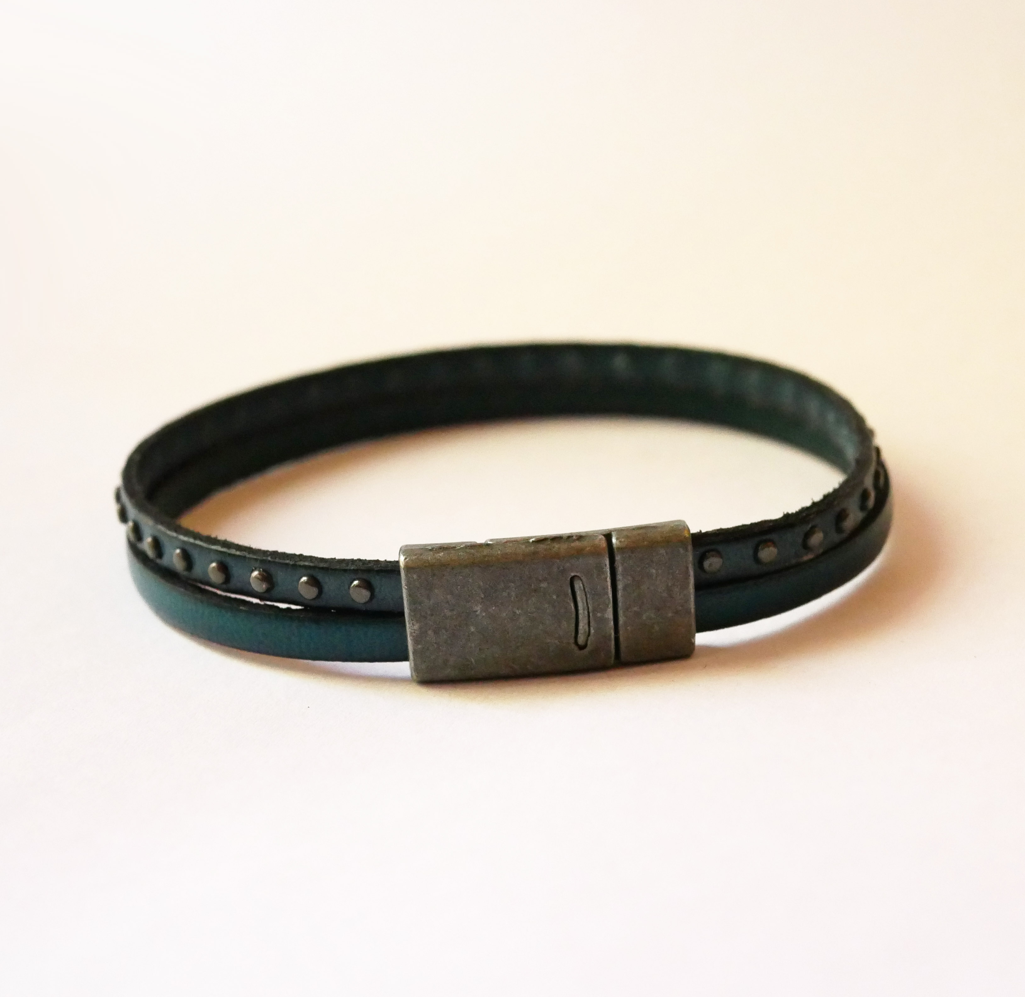 Herrenarmband aus blauem Lederduo mit Nieten