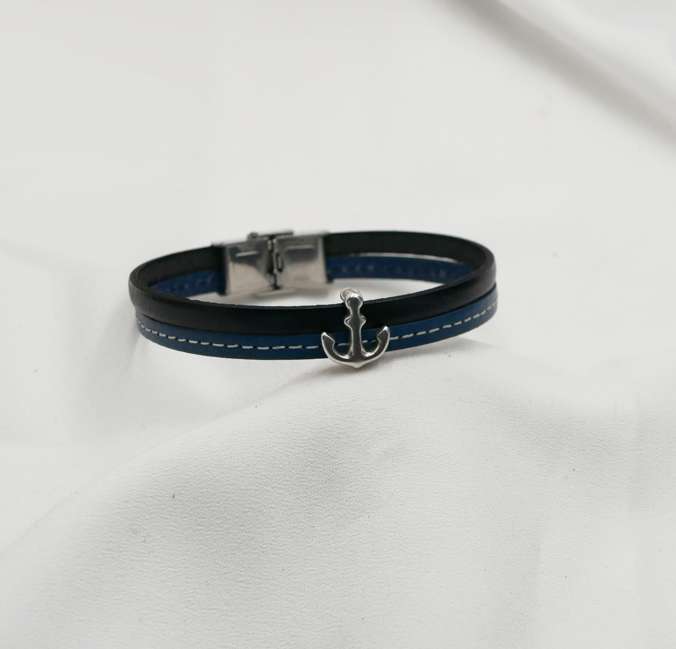 Herrenarmband aus blauem Duoleder mit Steppnähten Marineanker zum Anpassen 