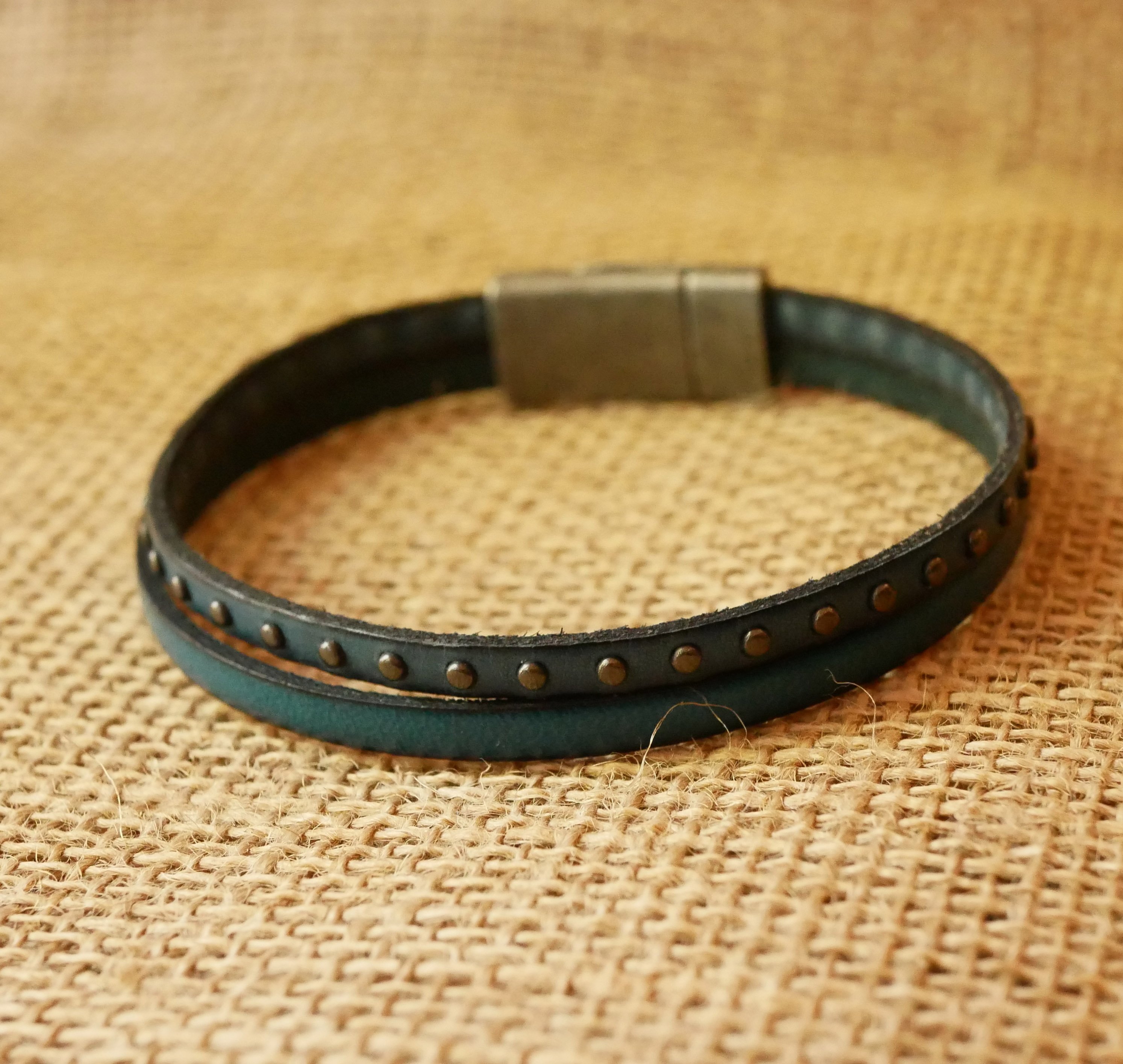 Herrenarmband aus blauem Lederduo mit Nieten