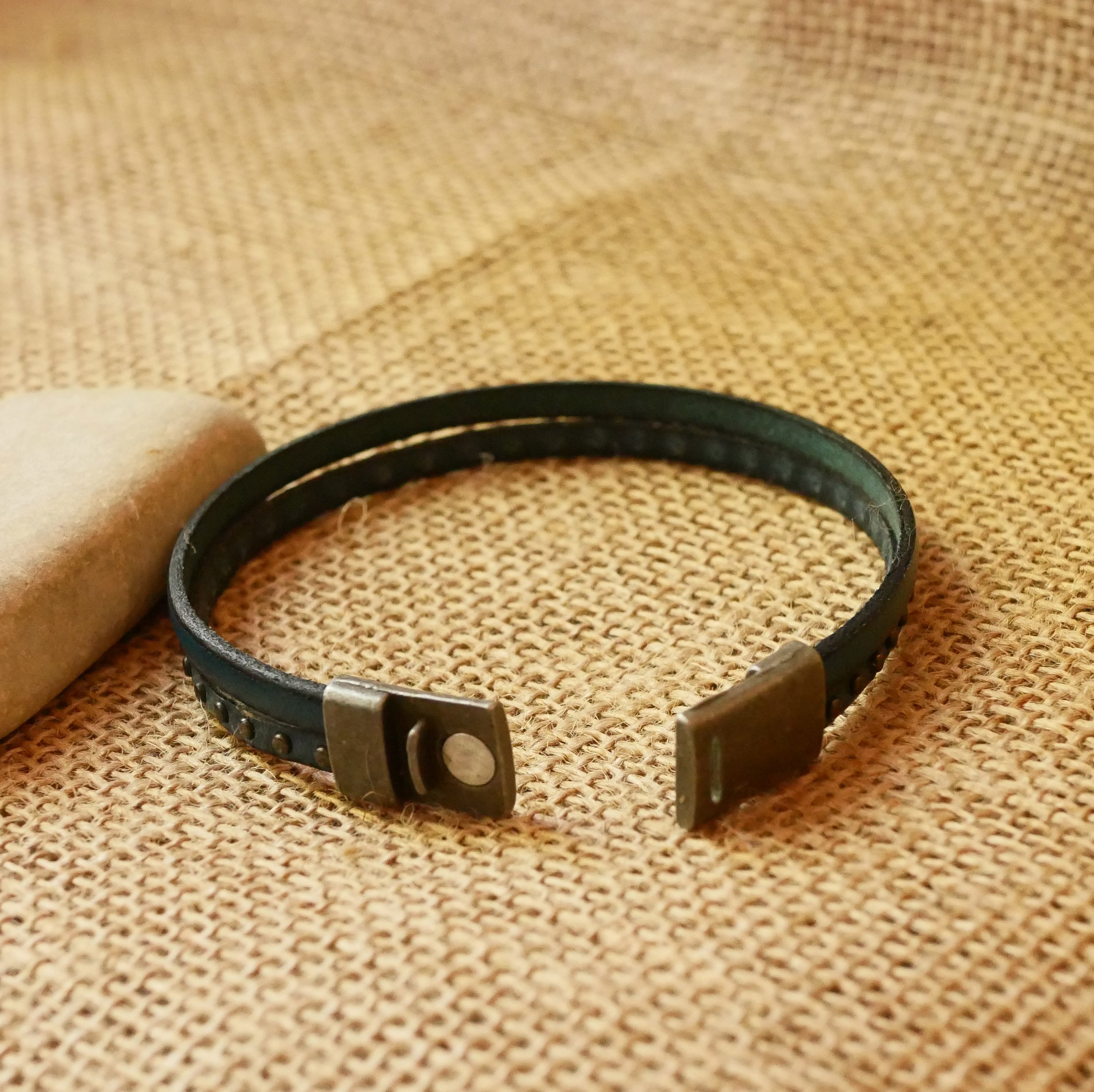 Herrenarmband aus blauem Lederduo mit Nieten