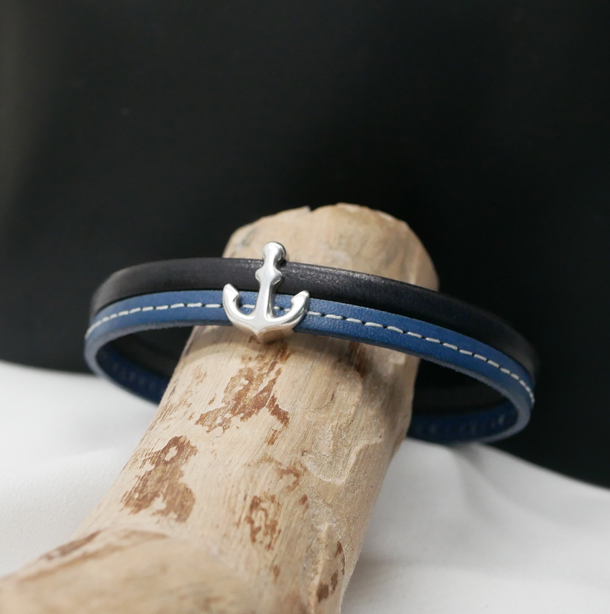 Herrenarmband aus blauem Duoleder mit Steppn&auml;hten Marineanker zum Anpassen 