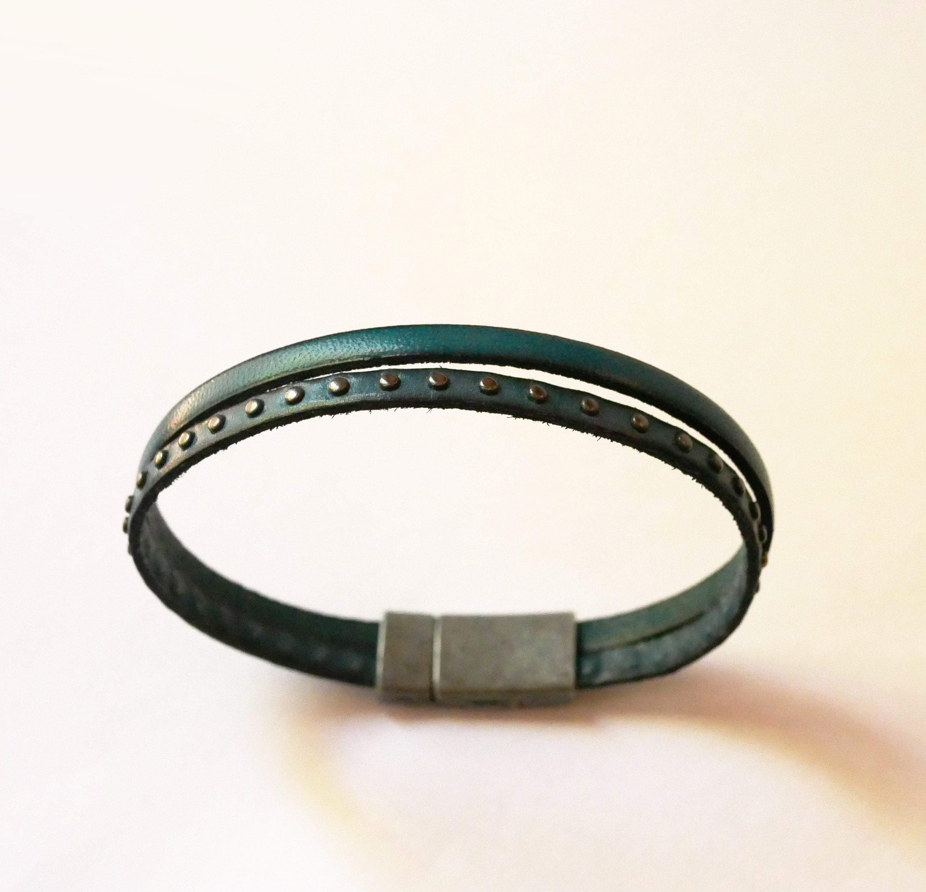 Herrenarmband aus blauem Lederduo mit Nieten