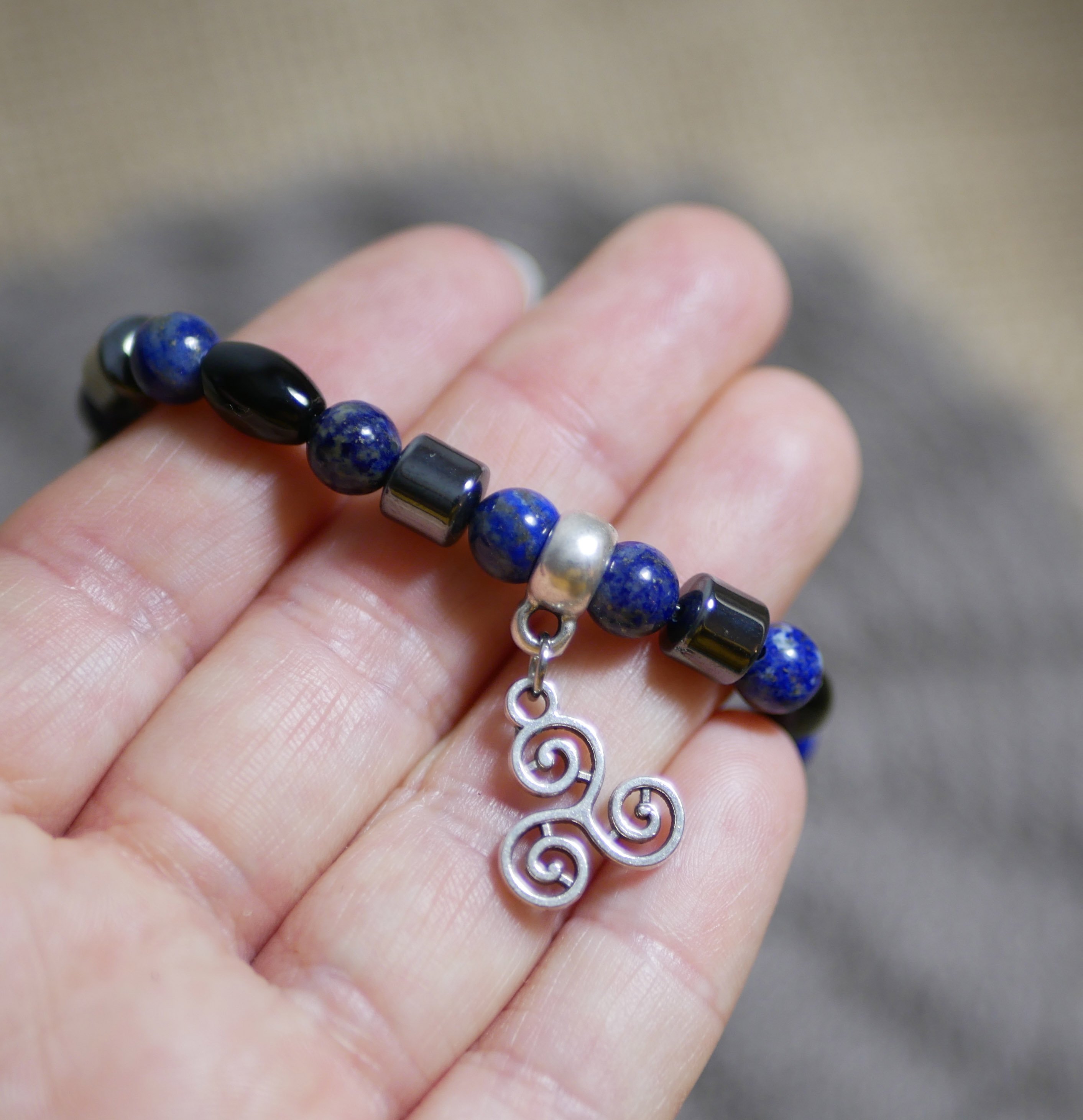 Herrenarmband aus Perlen Schwarz Blau und Anh&auml;nger nach Wahl