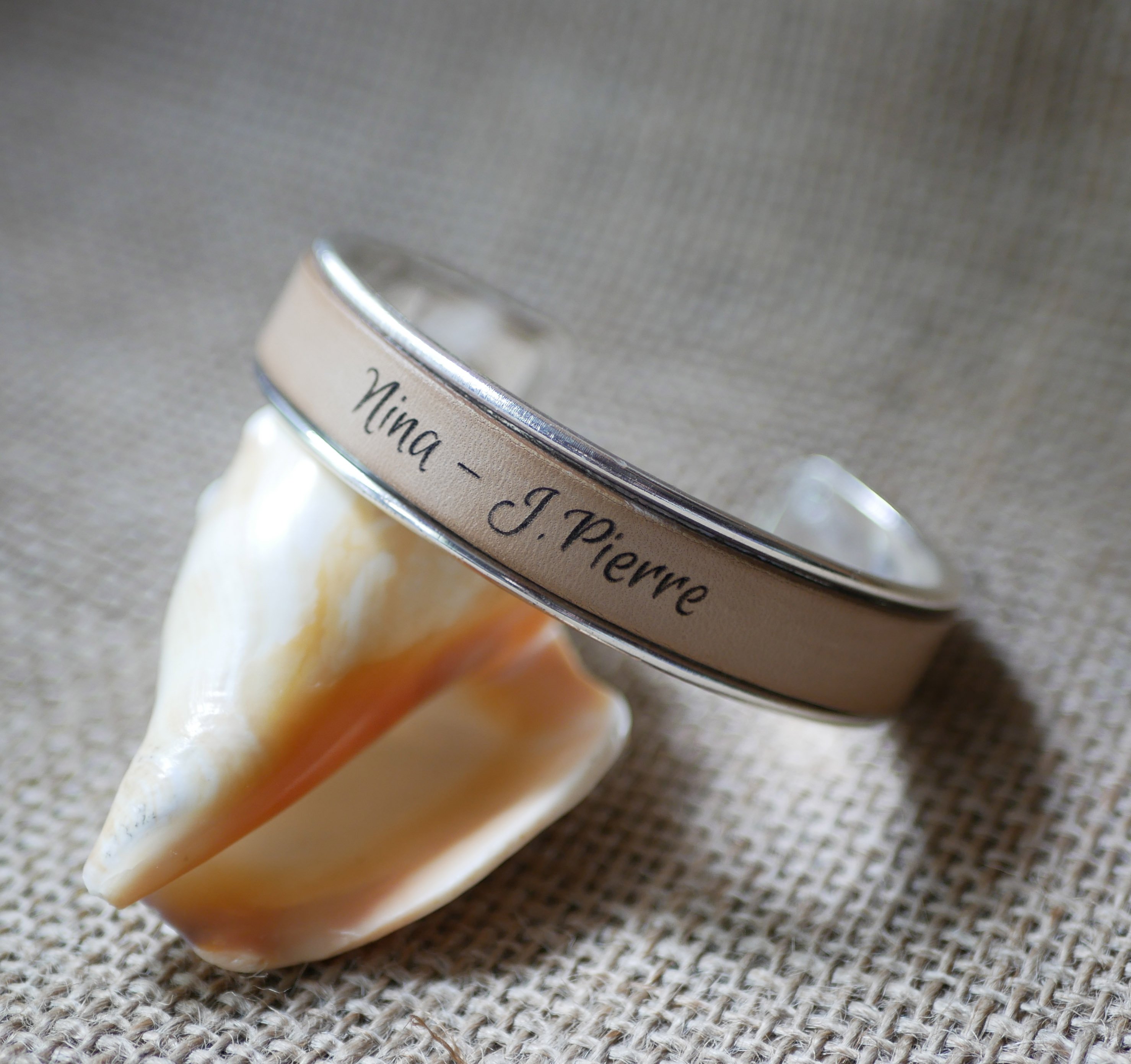 Personalisiertes Lederarmband mit Gravur