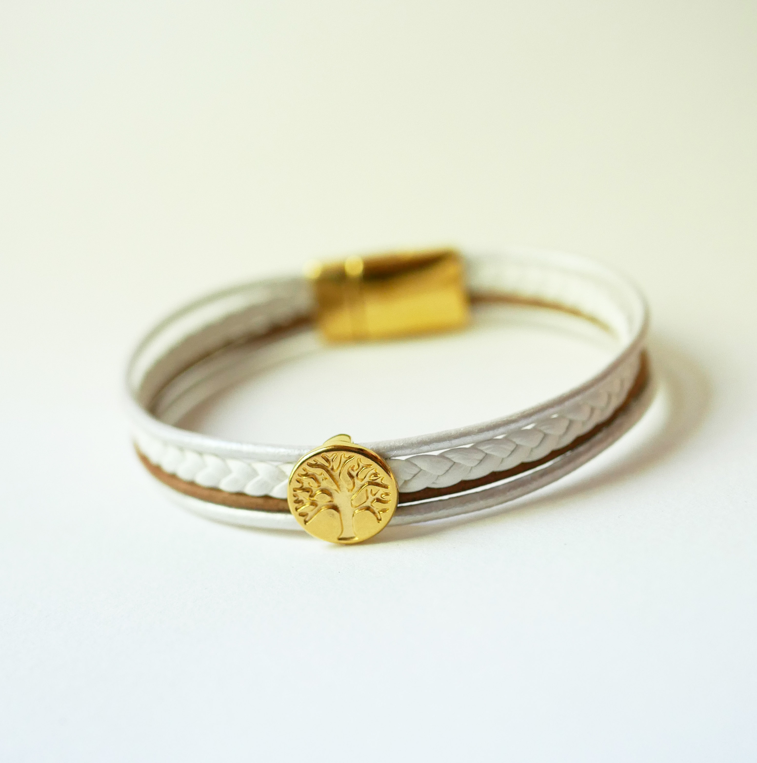 Manschettenarmband aus weißem und vergoldetem Leder mit Lebensbaum-Cabochon