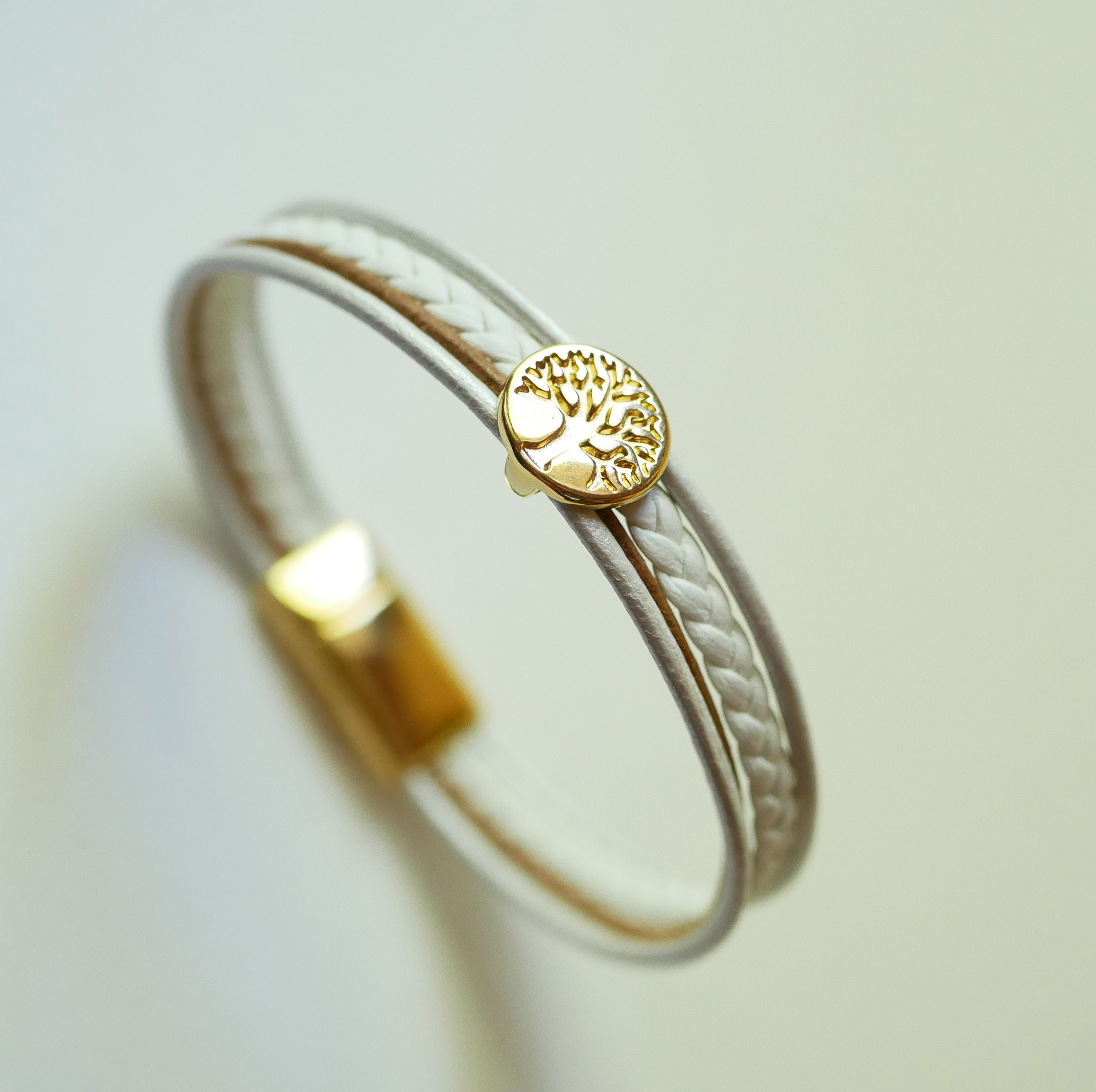 Manschettenarmband aus weißem und vergoldetem Leder mit Lebensbaum-Cabochon