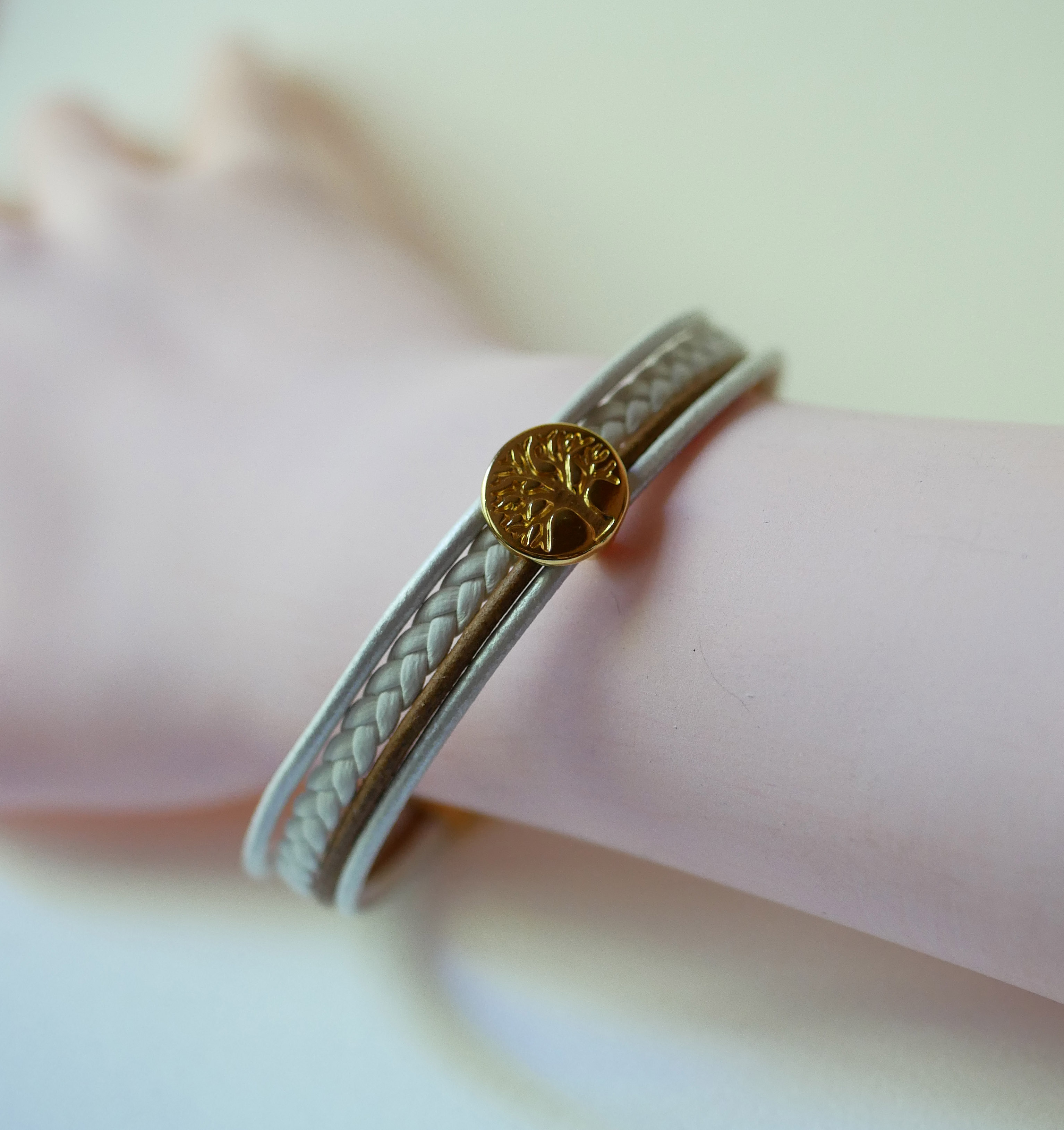 Manschettenarmband aus weißem und vergoldetem Leder mit Lebensbaum-Cabochon
