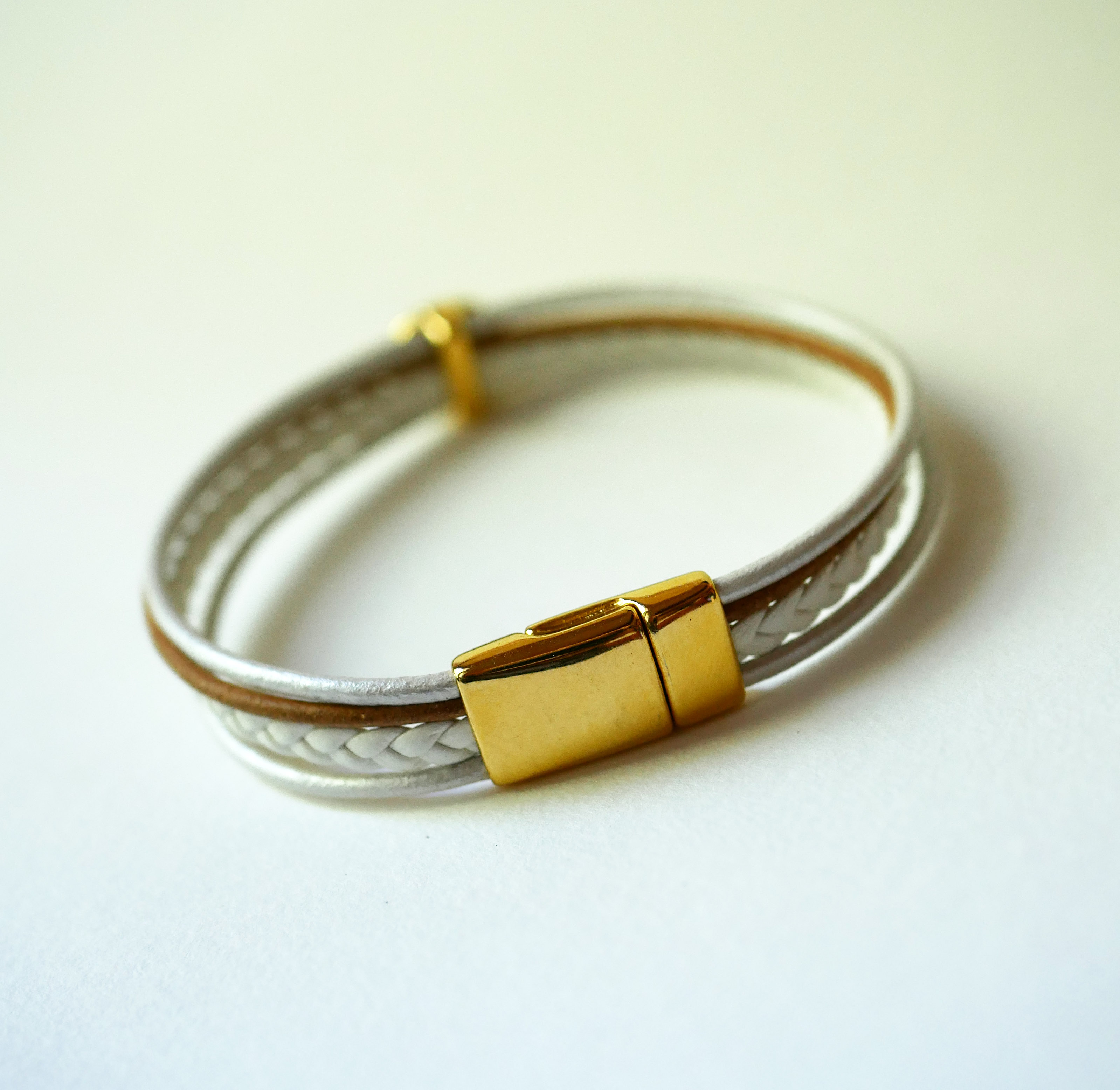 Manschettenarmband aus weißem und vergoldetem Leder mit Lebensbaum-Cabochon