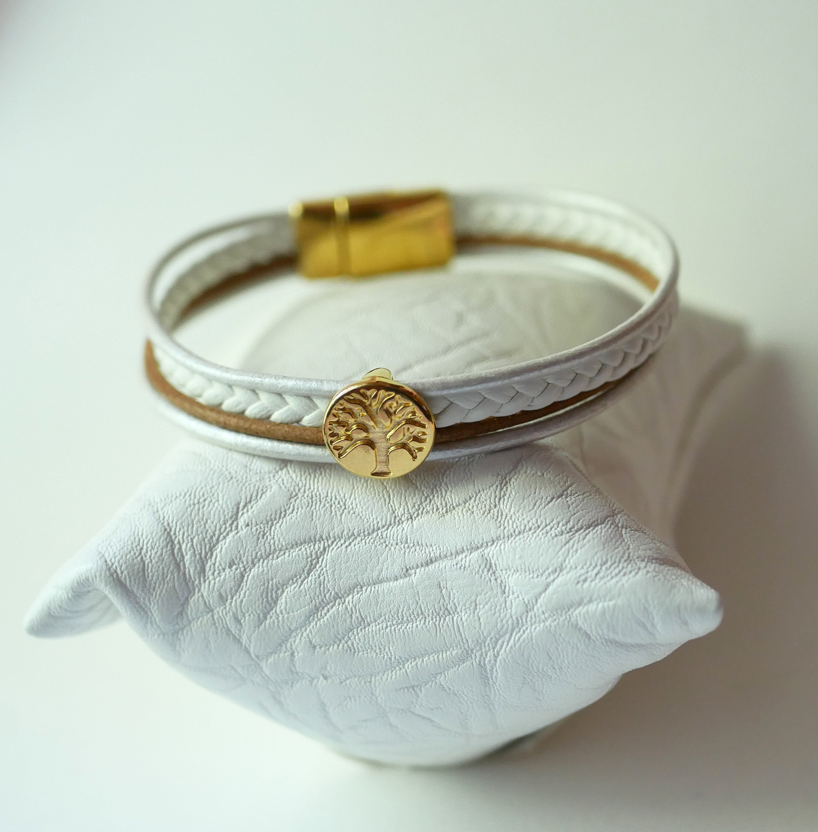 Manschettenarmband aus weißem und vergoldetem Leder mit Lebensbaum-Cabochon