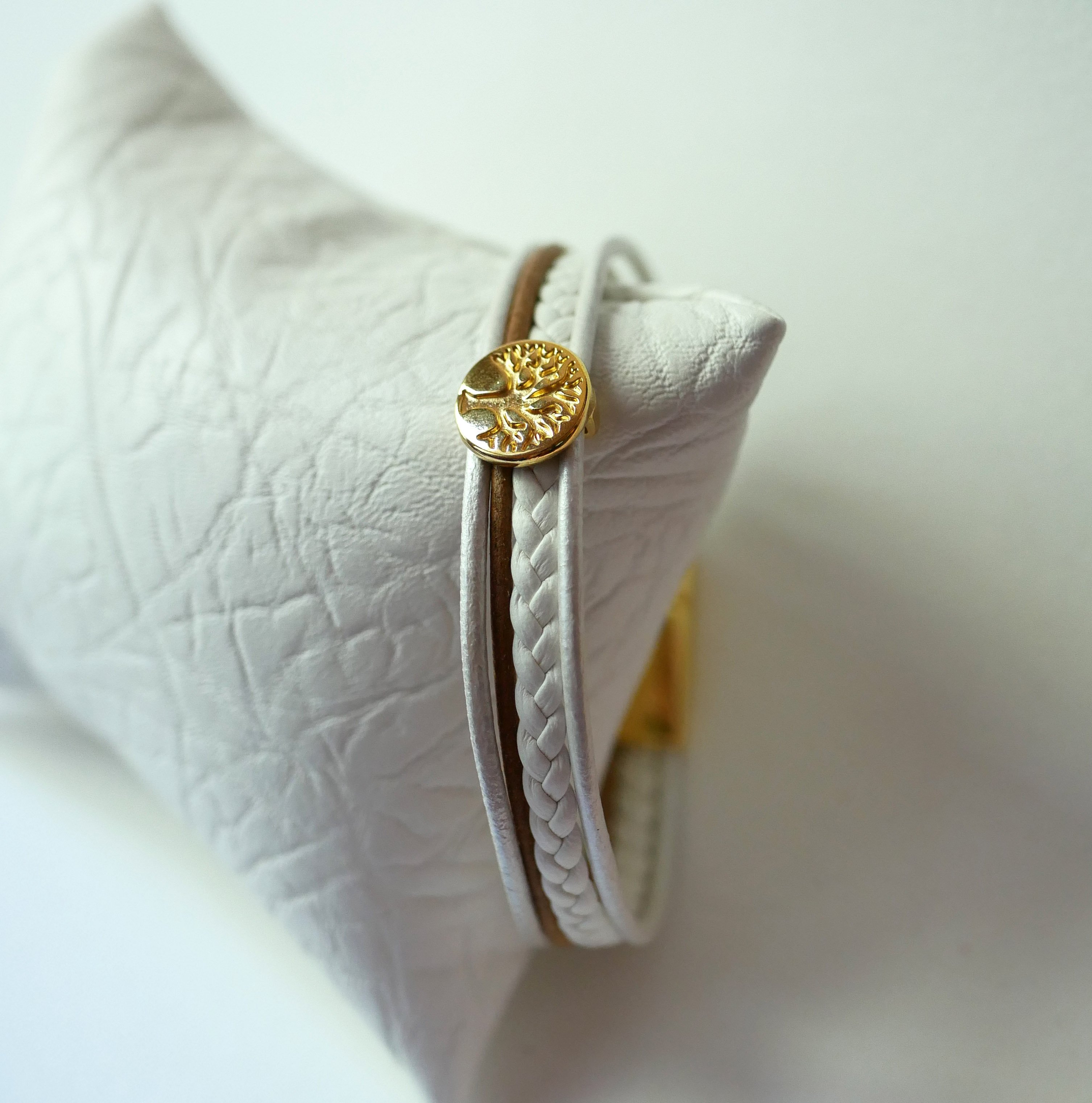 Manschettenarmband aus wei&szlig;em und vergoldetem Leder mit Lebensbaum-Cabochon