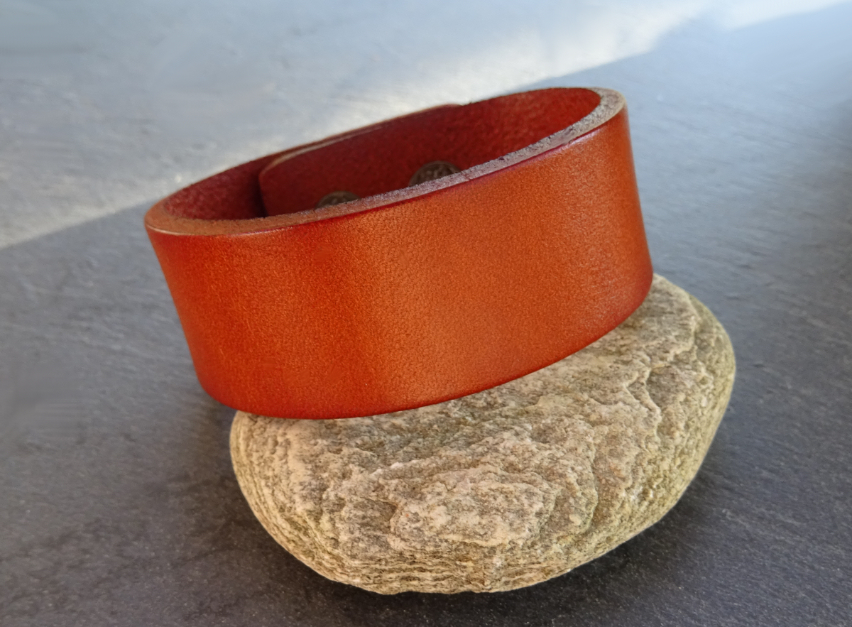 Manschettenarmband aus Camel-Leder mit persönlicher Gravur