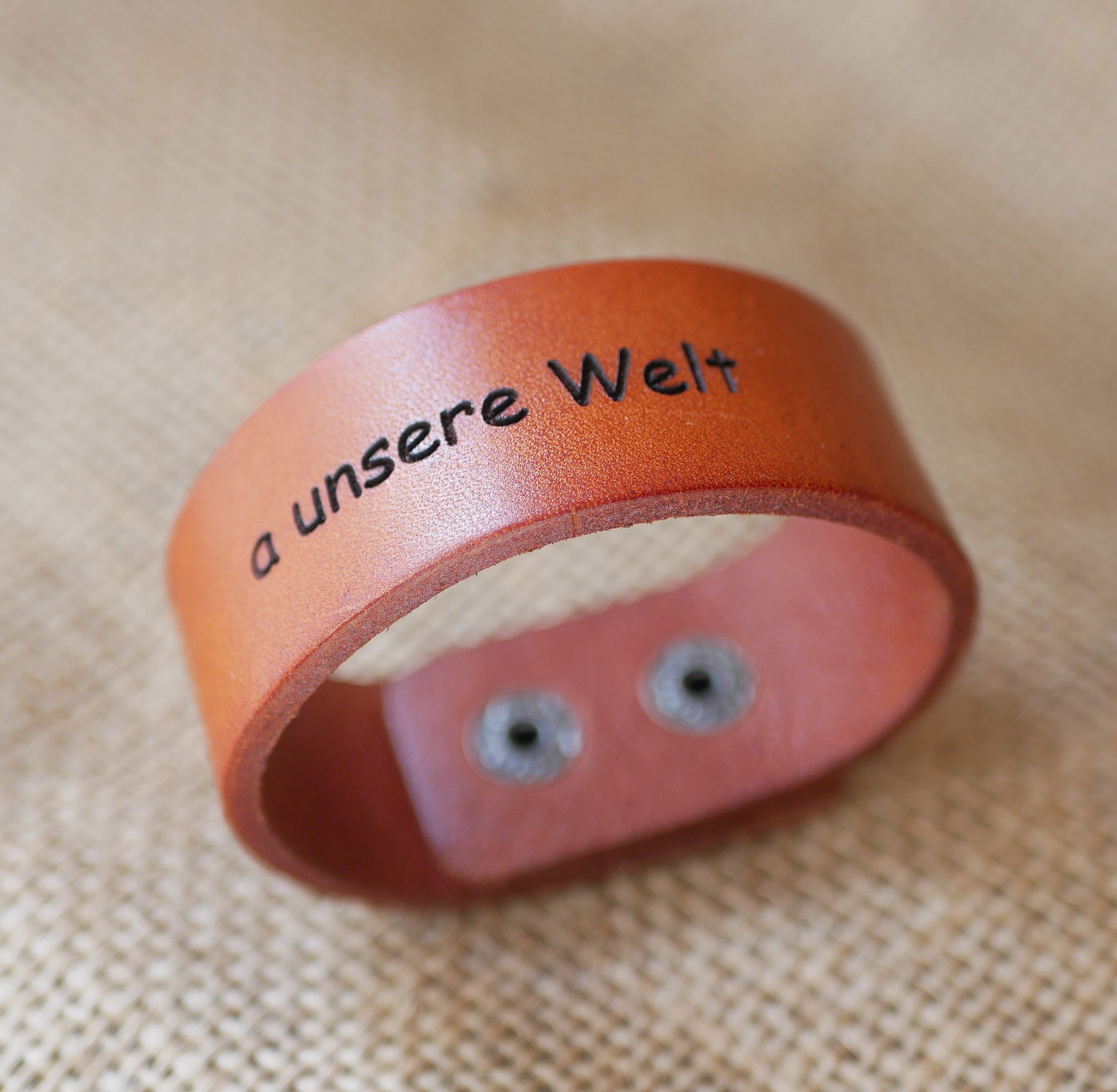 Bracelet manchette en cuir camel gravé et personnalisé.