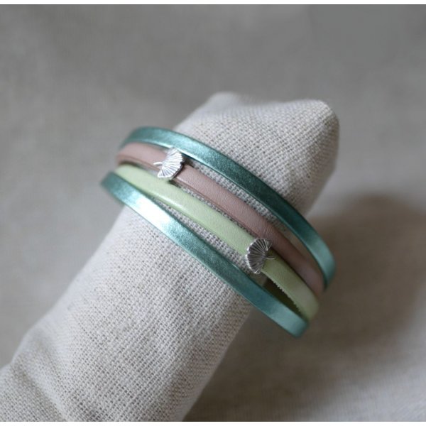 Manschettenarmband aus Leder mit Ginkgo-Dekor in Customize 