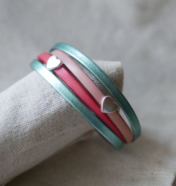 Manschettenarmband aus Leder mit Herzdekor zum Selbstgestalten 