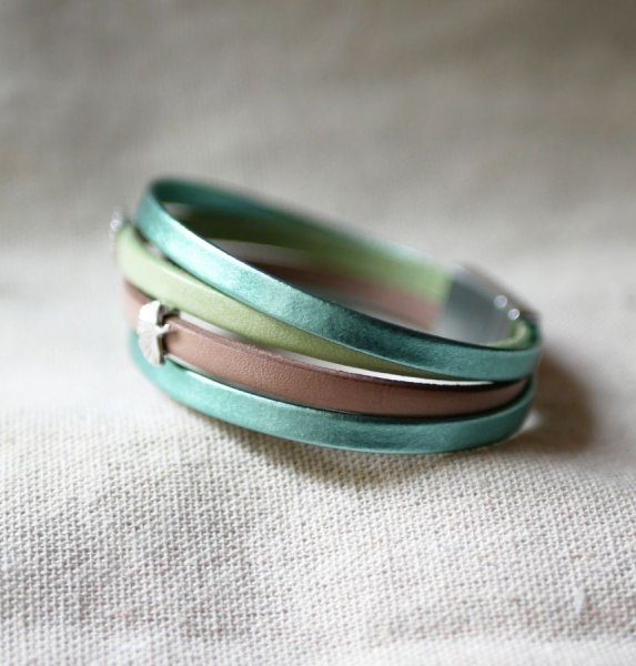 Manschettenarmband aus Leder mit Ginkgo-Dekor in Customize 