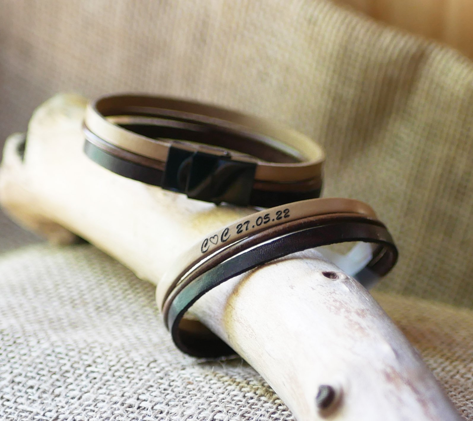 Vintage braunem Leder Manschette Armband f&uuml;r M&auml;nner durch Gravur personalisierbar 