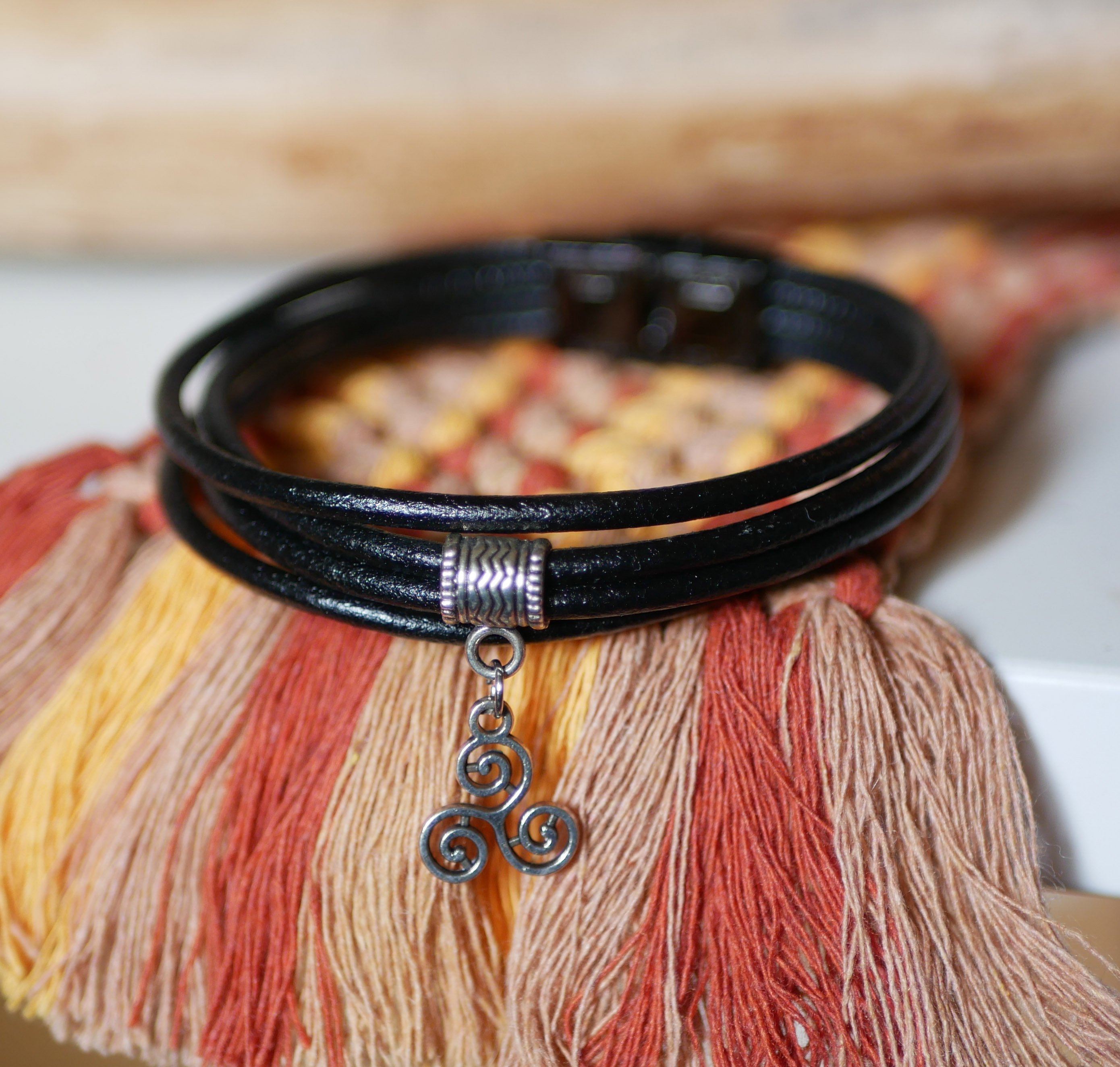 Manschettenarmband aus schwarzem Leder mit silbernem Charme-Anh&auml;nger nach Wahl