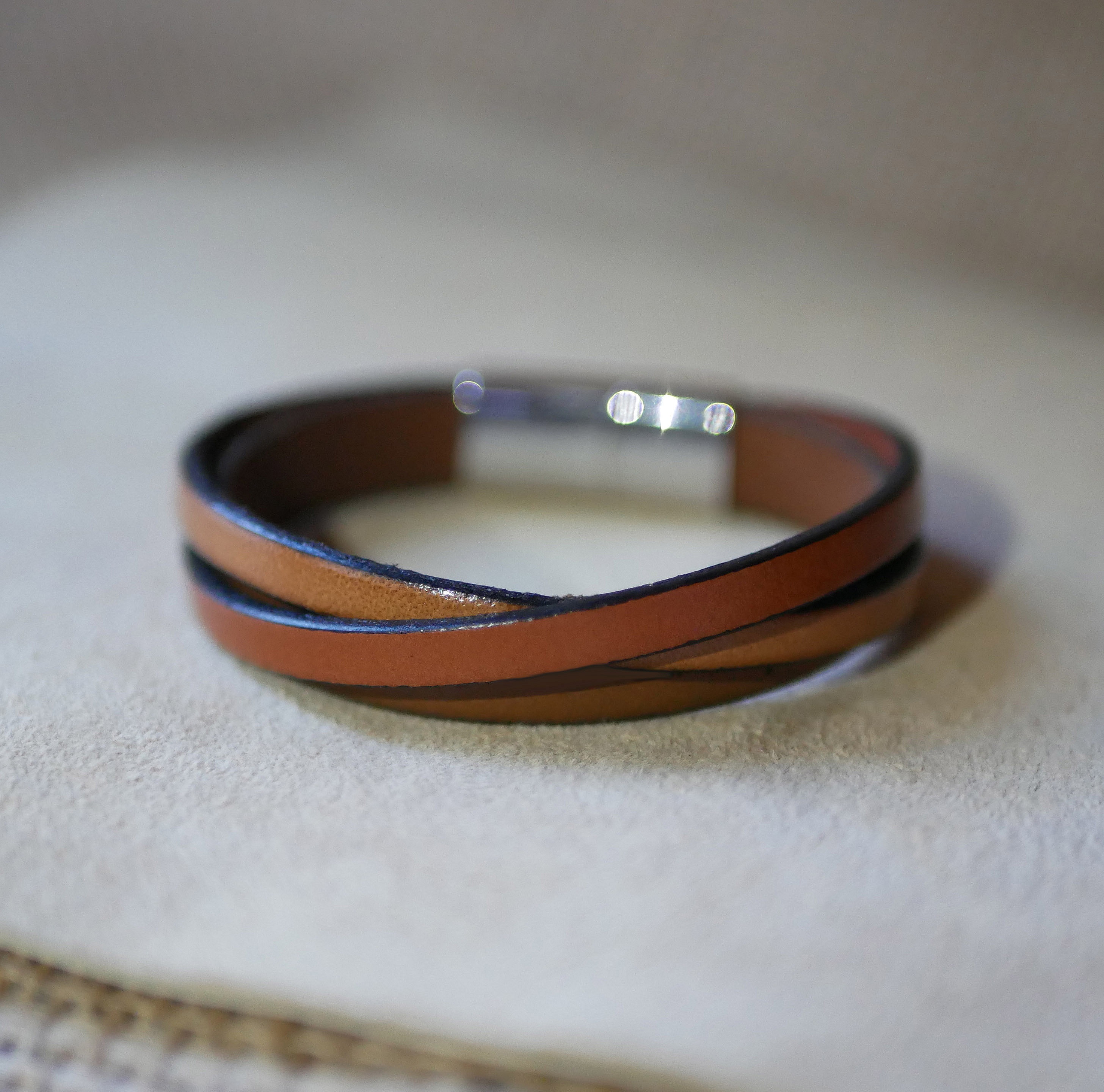 Bracelet manchette homme en cuir bicolore croisé avec fermoir.