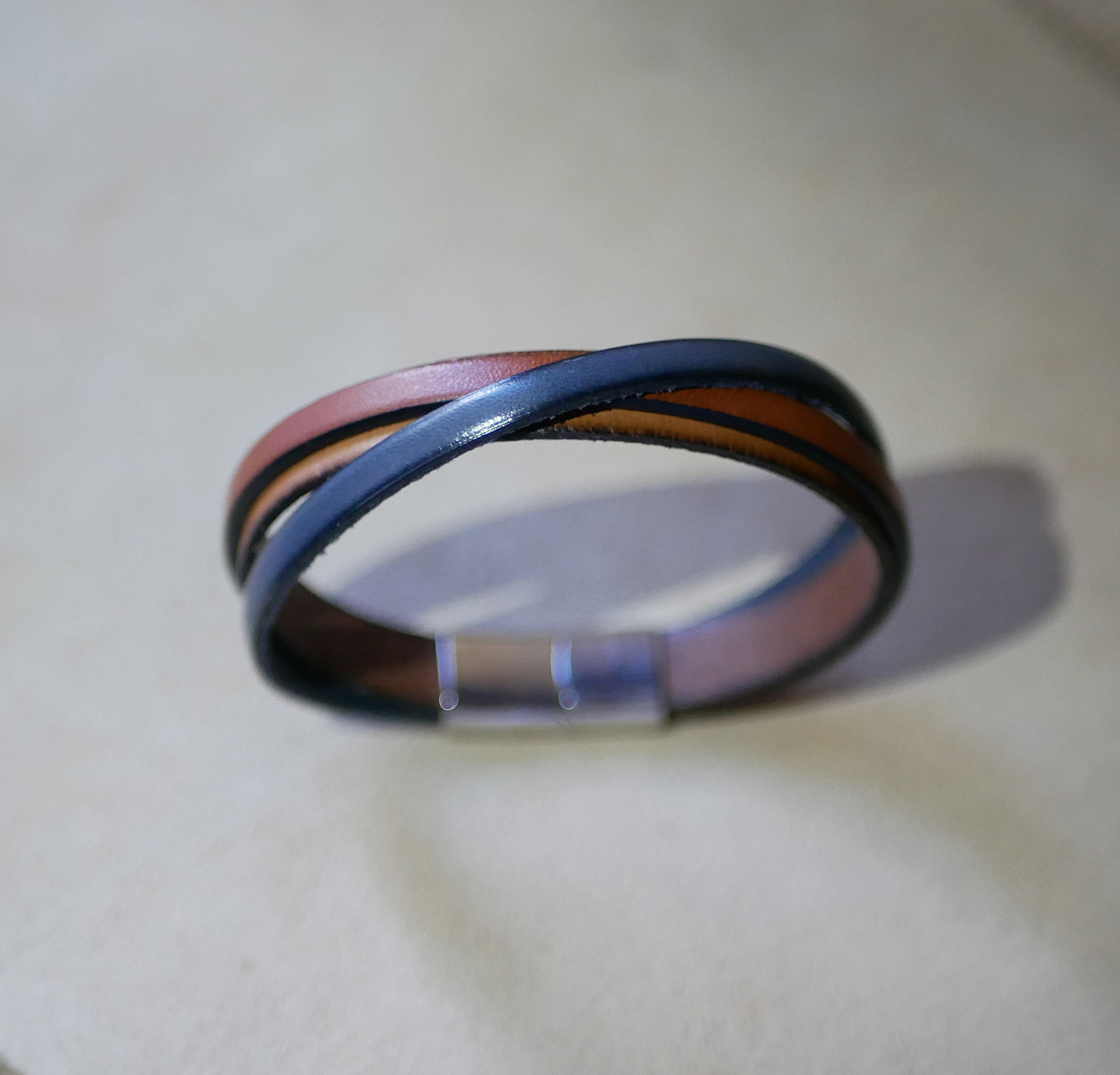 Bracelet manchette homme en cuir bicolore croisé avec fermoir.