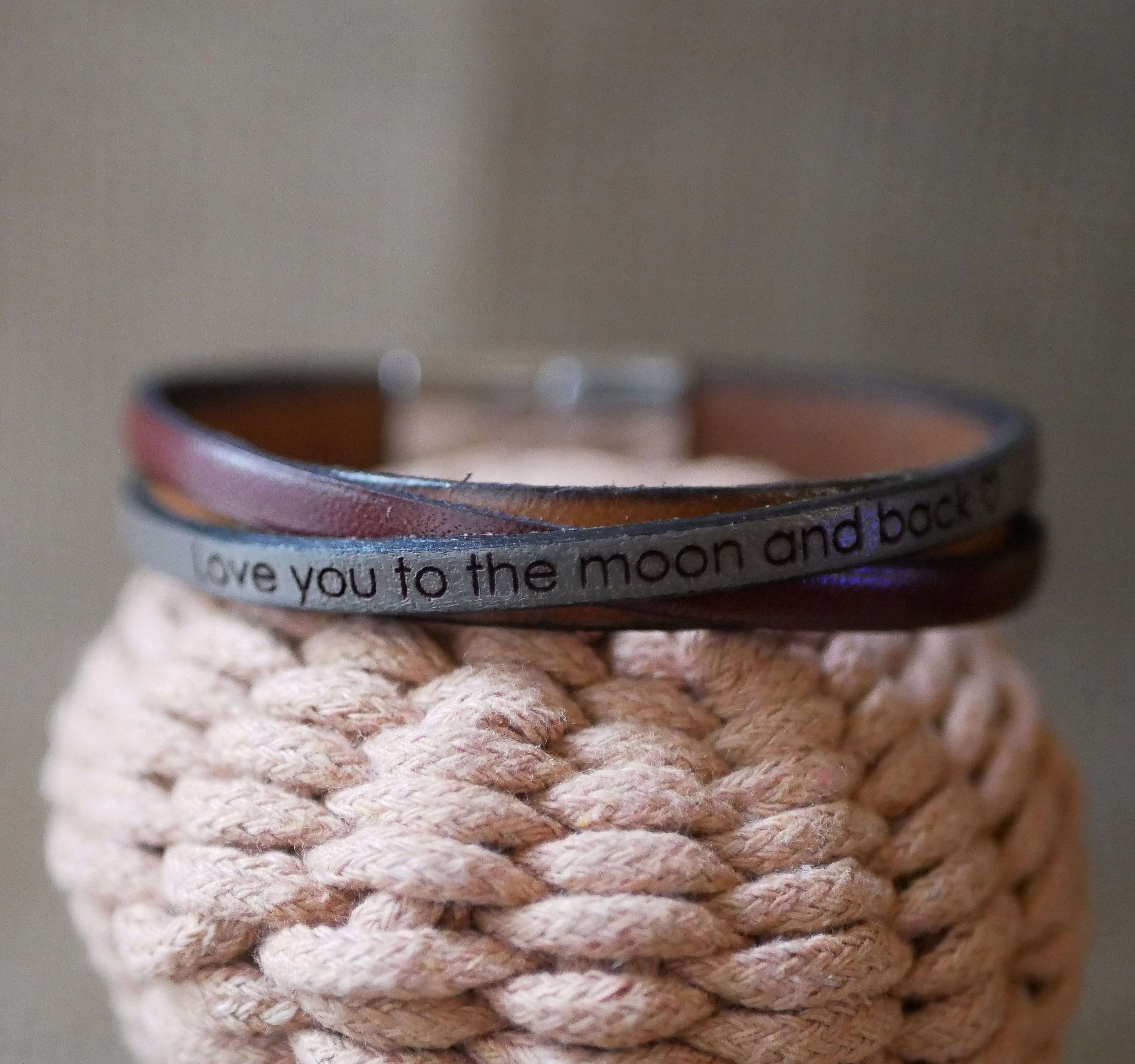 Bracelet manchette homme en cuir bicolore avec message gravé.