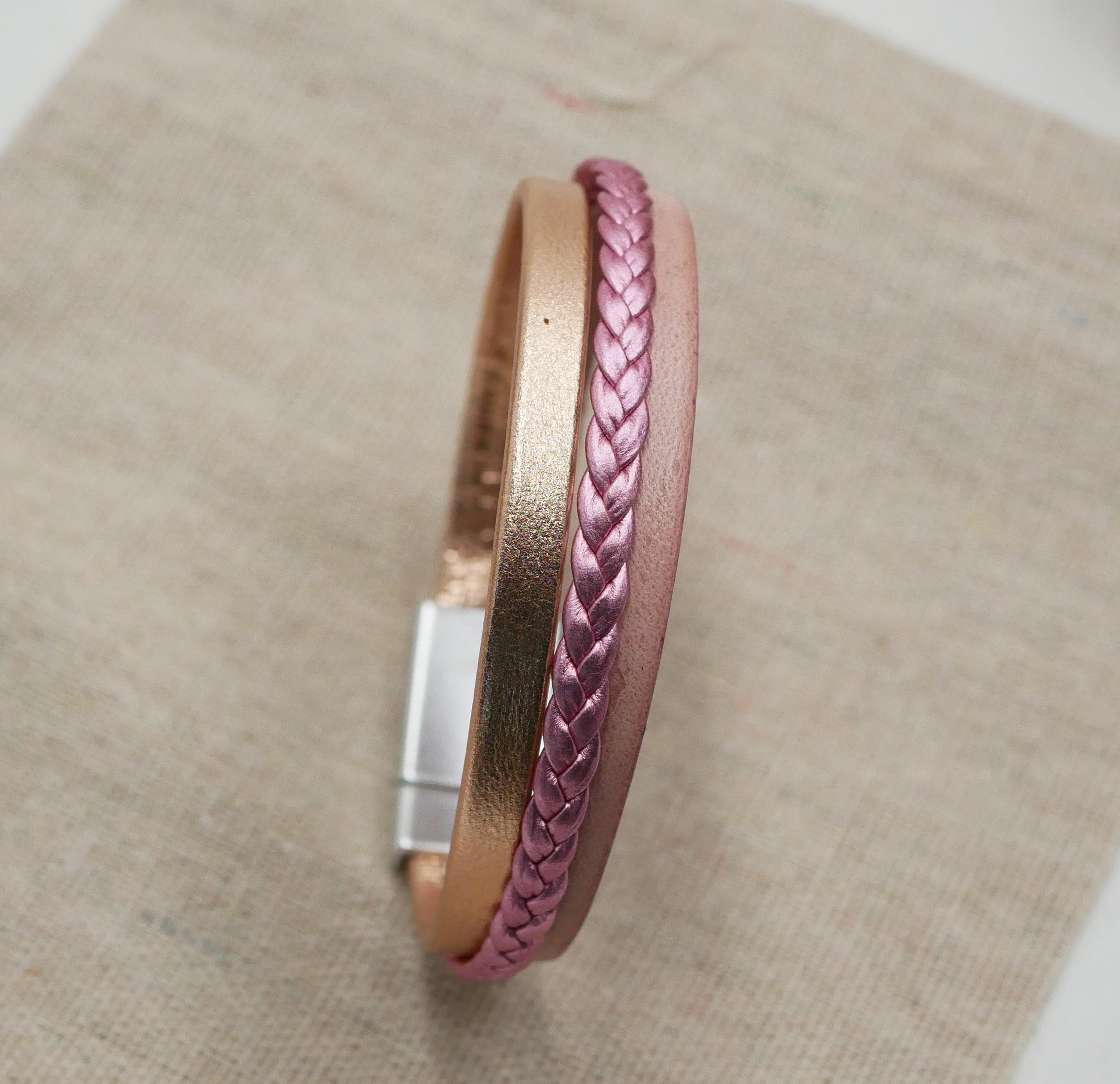 Manschettenarmband aus laminiertem rosa und pfirsichfarbenem Leder, anpassbar