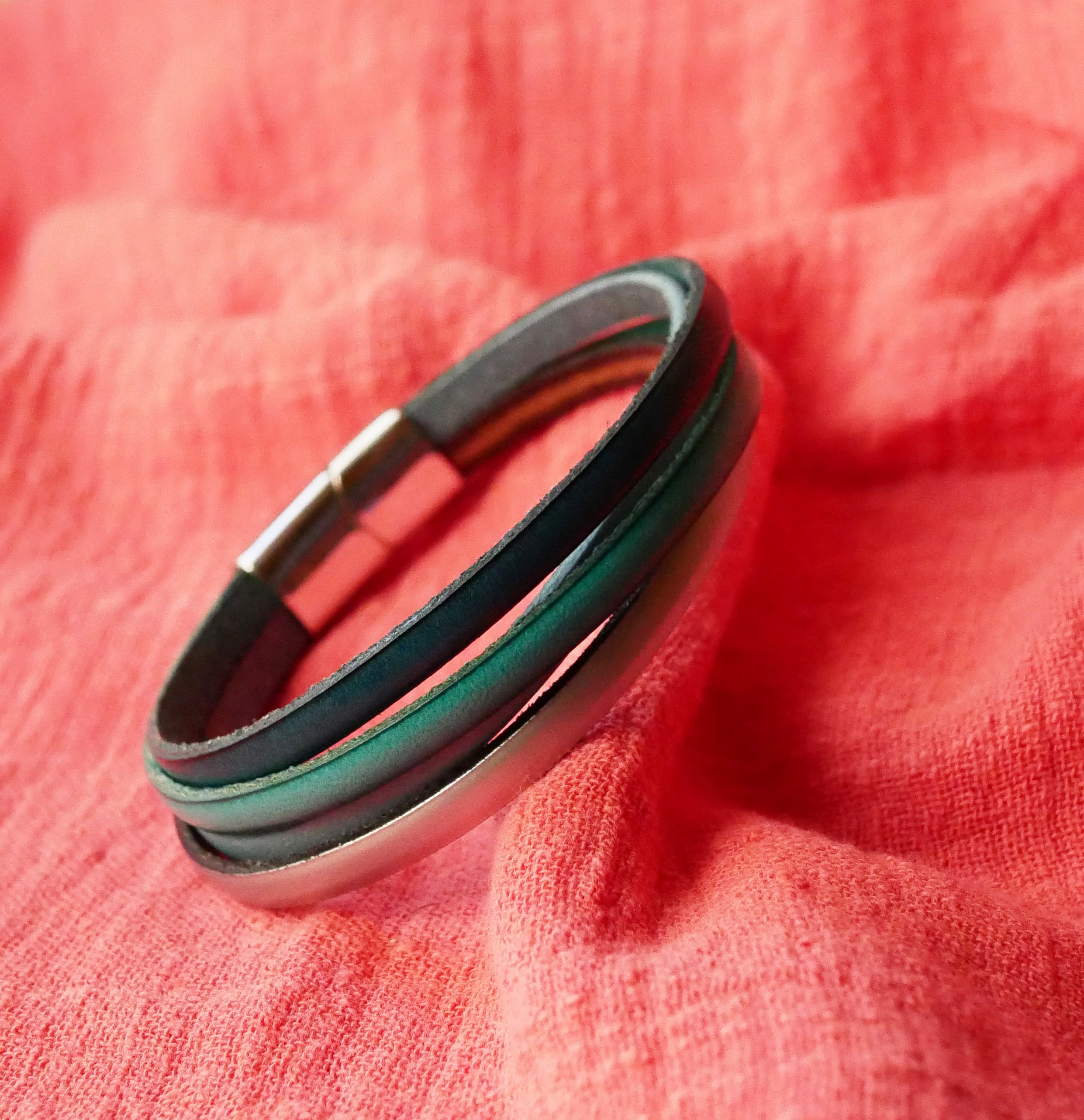 Manschettenarmband mit 4 t&uuml;rkisfarbenen Ledern