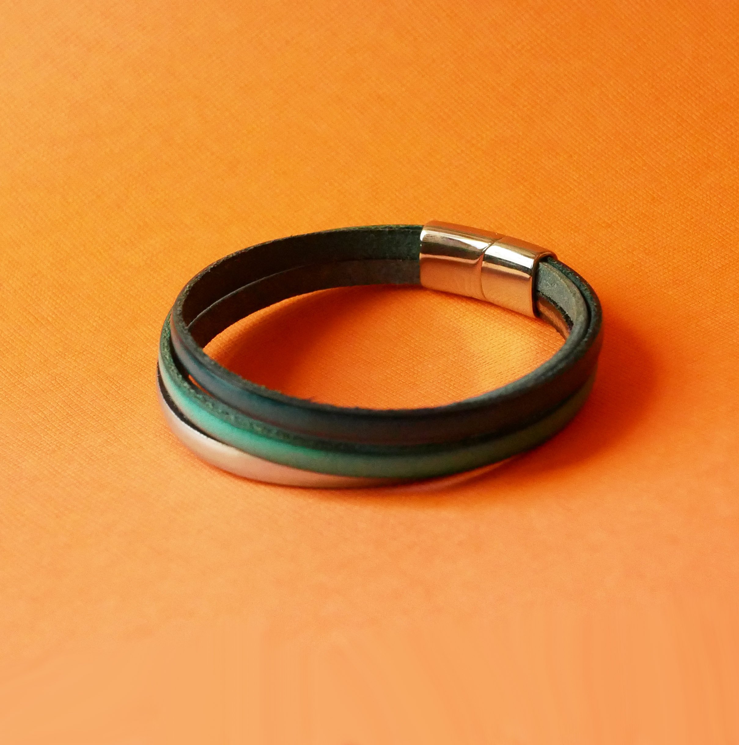 Manschettenarmband mit 4 t&uuml;rkisfarbenen Ledern