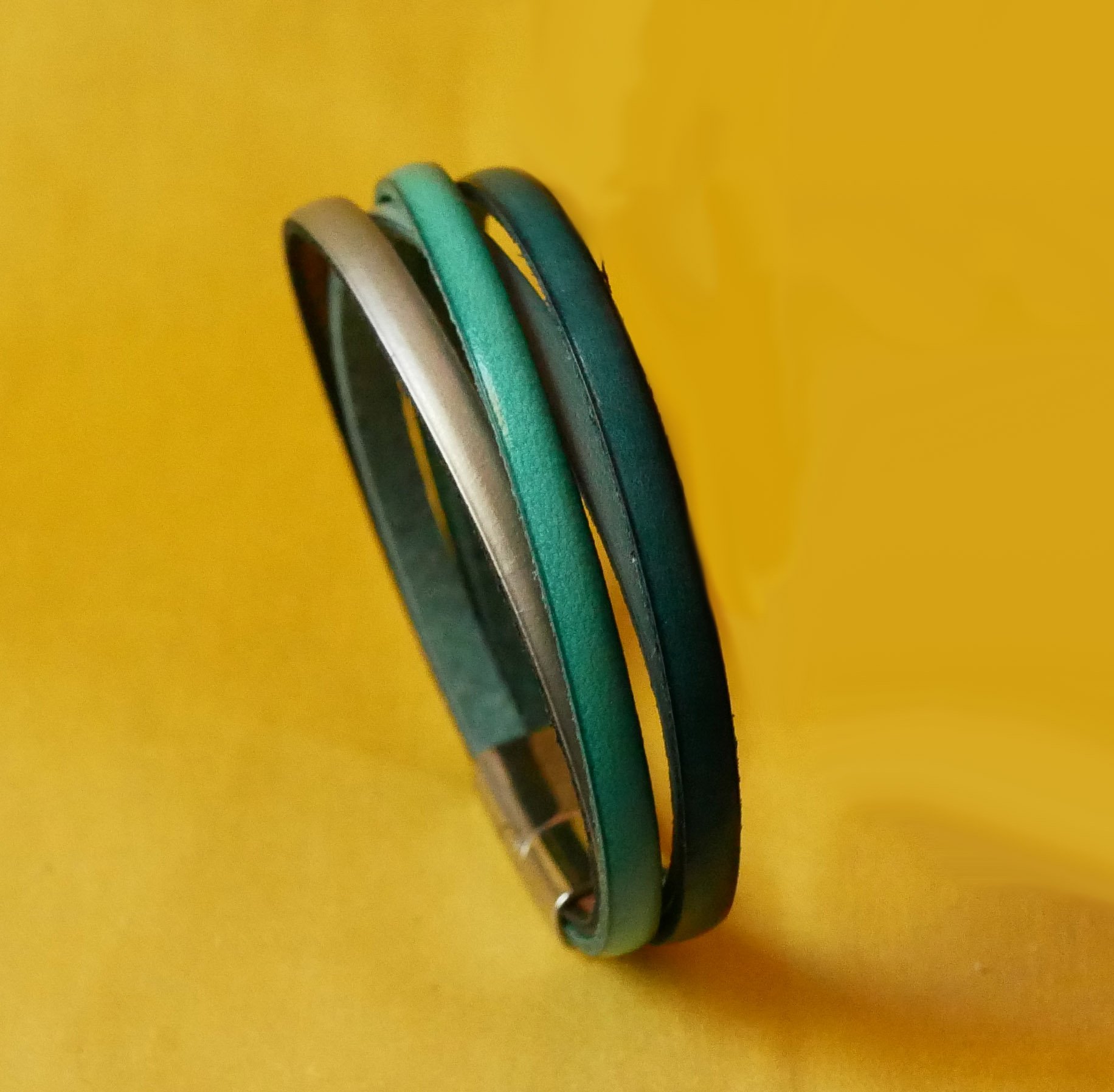 Manschettenarmband mit 4 t&uuml;rkisfarbenen Ledern