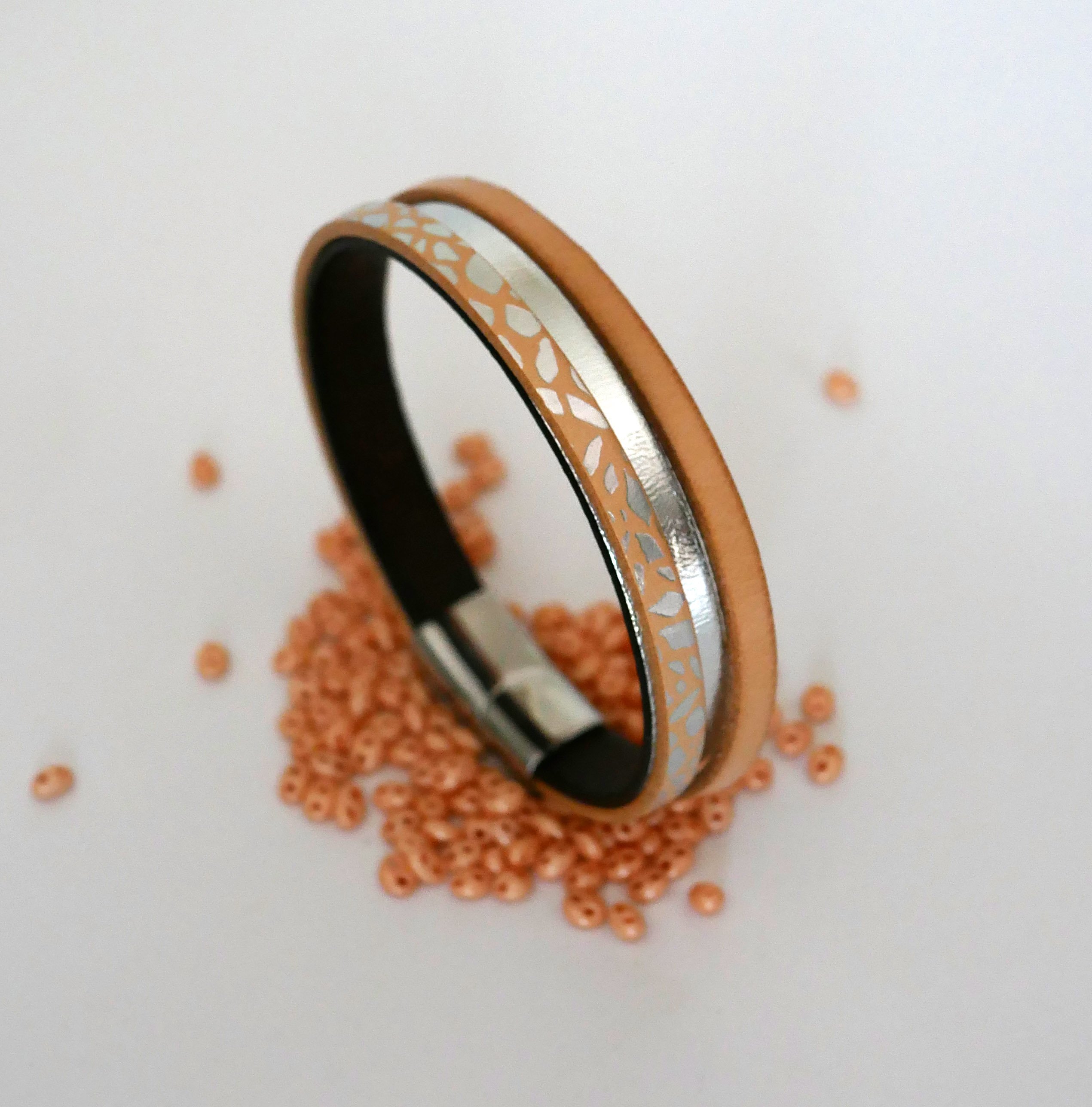 Manschettenarmband f&uuml;r Frauen aus nat&uuml;rlichem und versilbertem Leder 