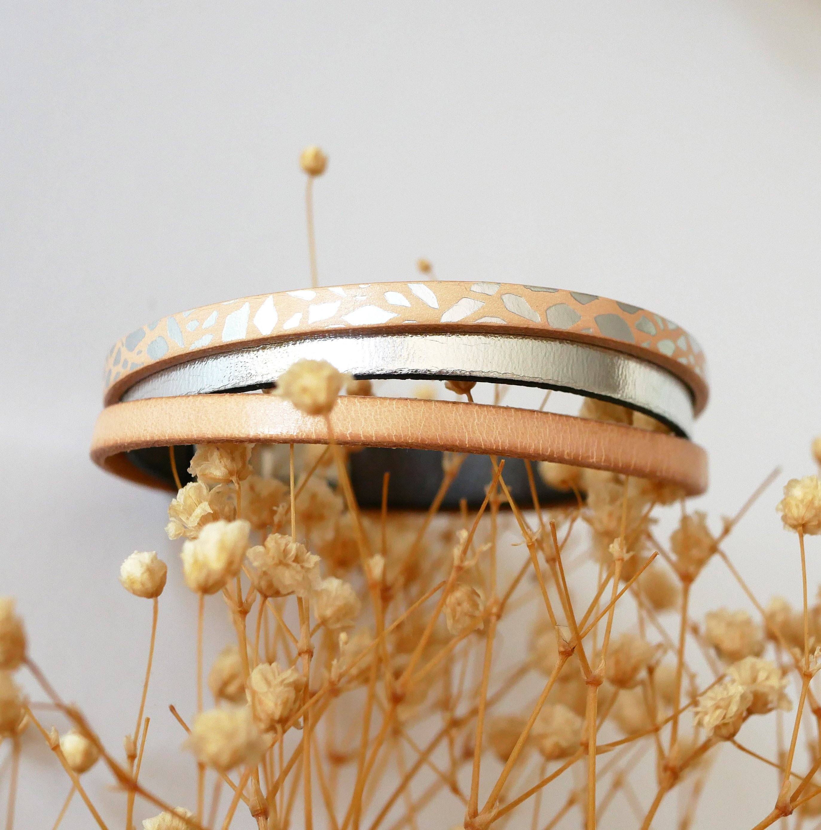 Manschettenarmband f&uuml;r Frauen aus nat&uuml;rlichem und versilbertem Leder 