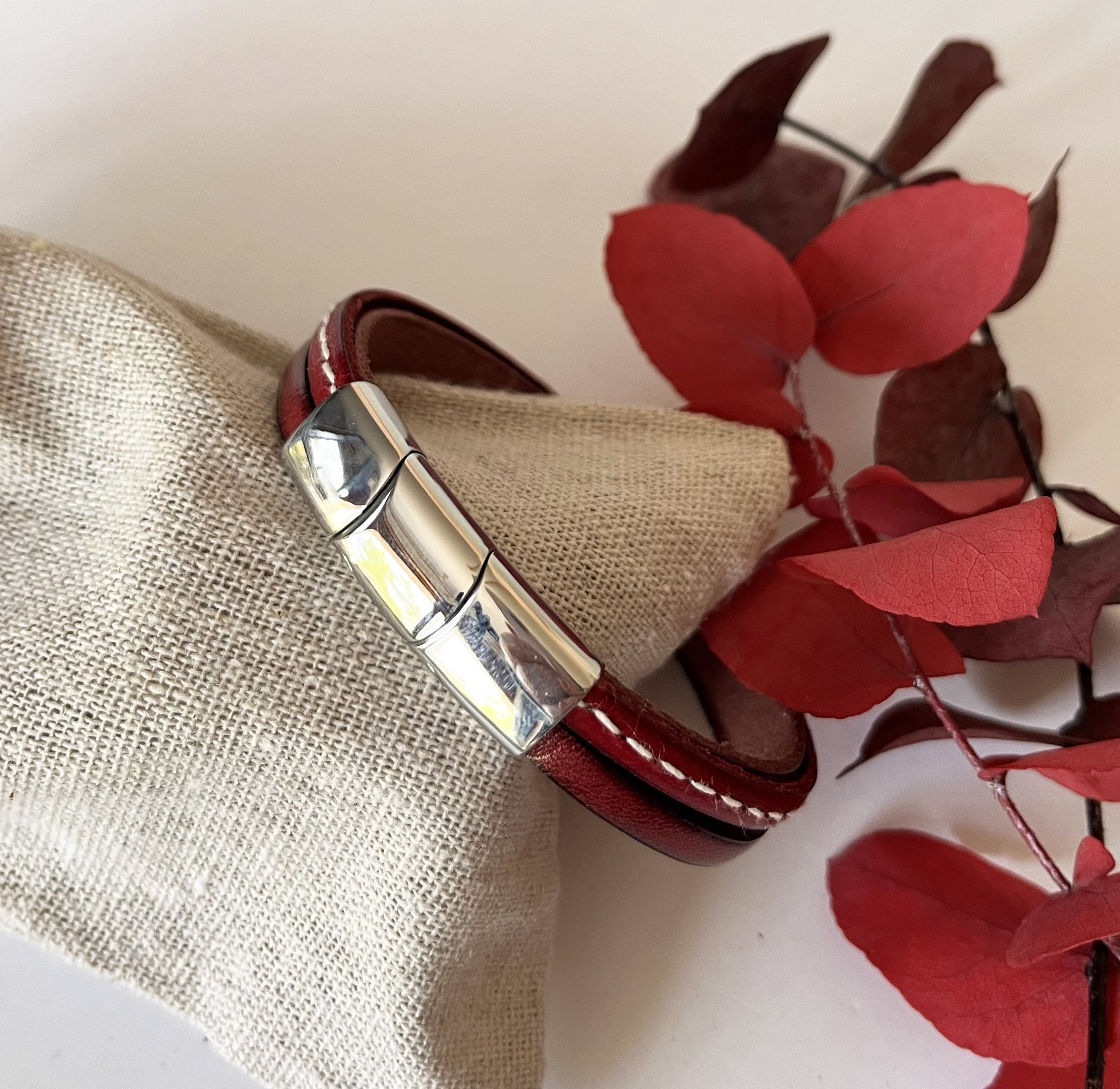 Bracelet manchette femme aux 3 cuirs rouges et fermoir &agrave; extension