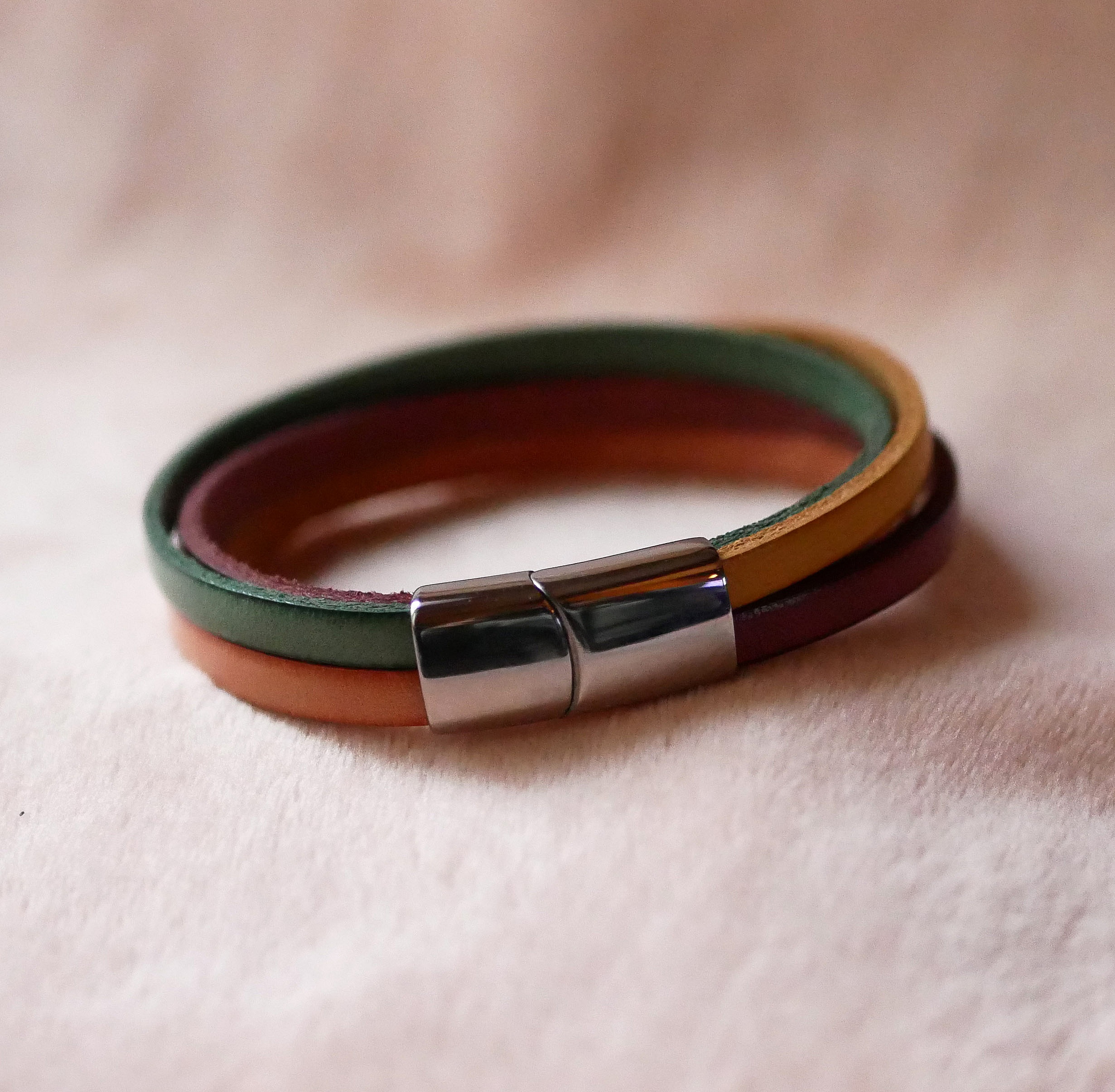 Manschettenarmband f&uuml;r Frauen aus 4 pastellfarbenen Ledern