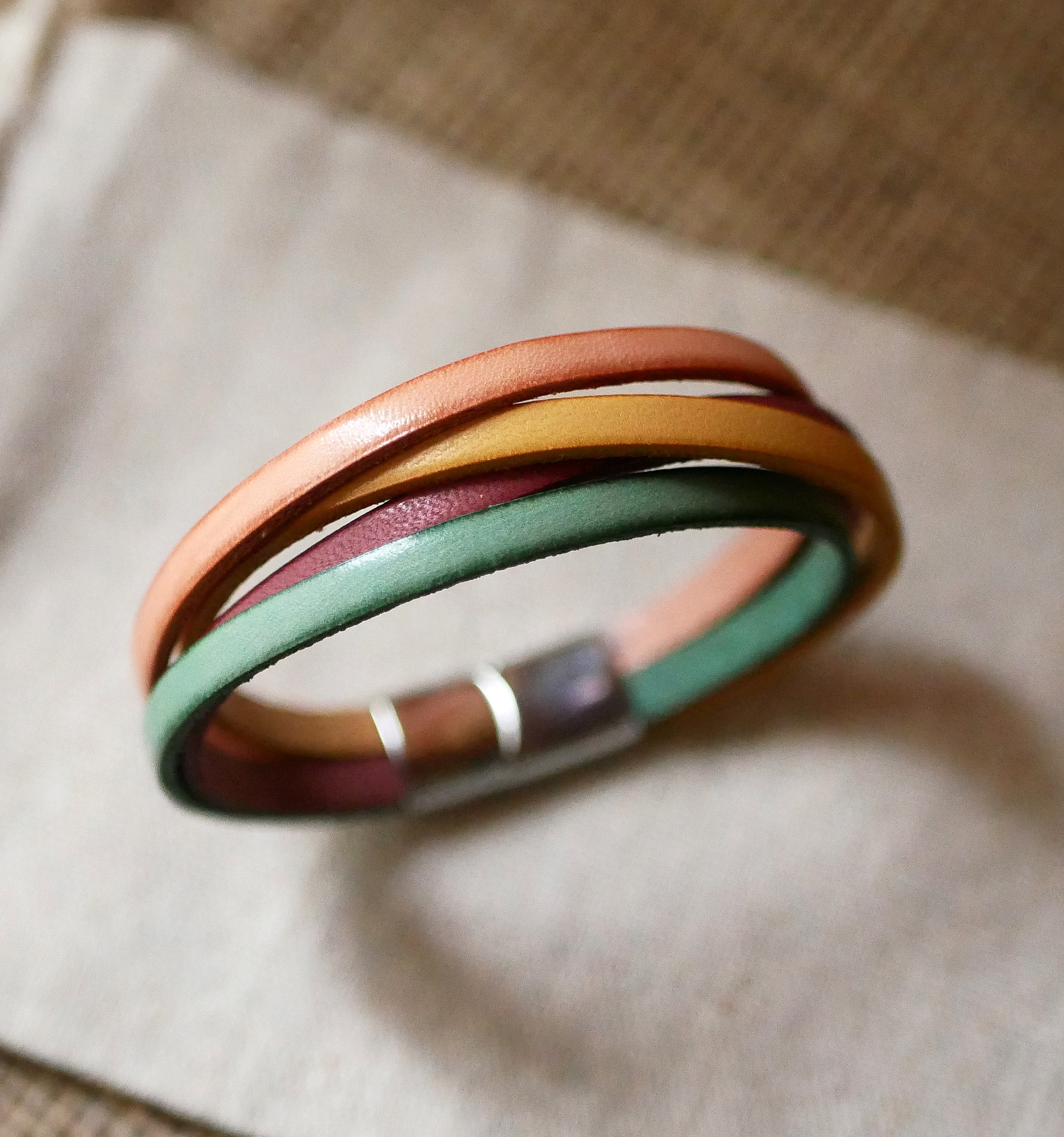 Manschettenarmband f&uuml;r Frauen aus 4 pastellfarbenen Ledern