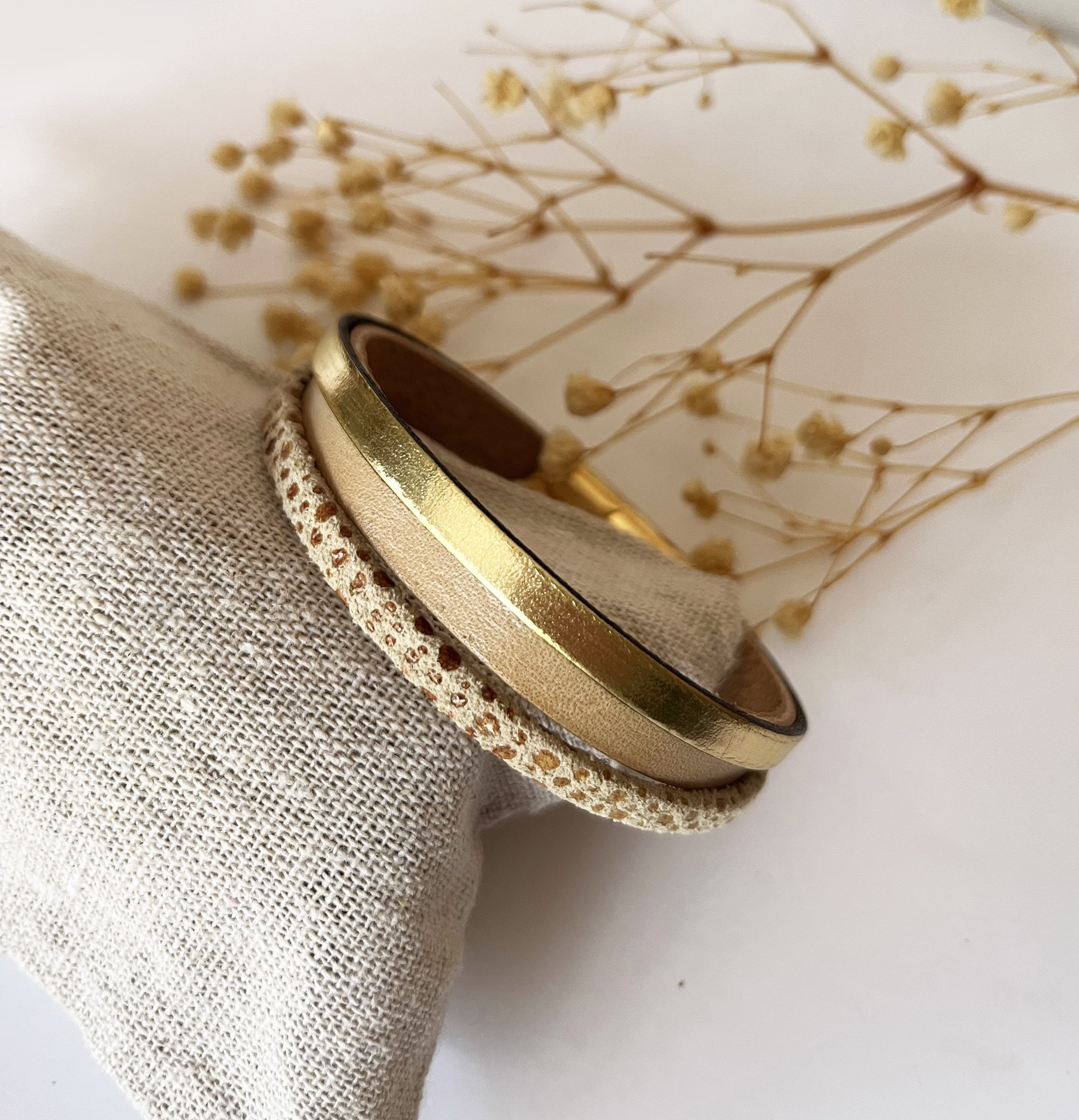 Bracelet manchette femme aux 3 cuirs beige et doré fermoir à extension
