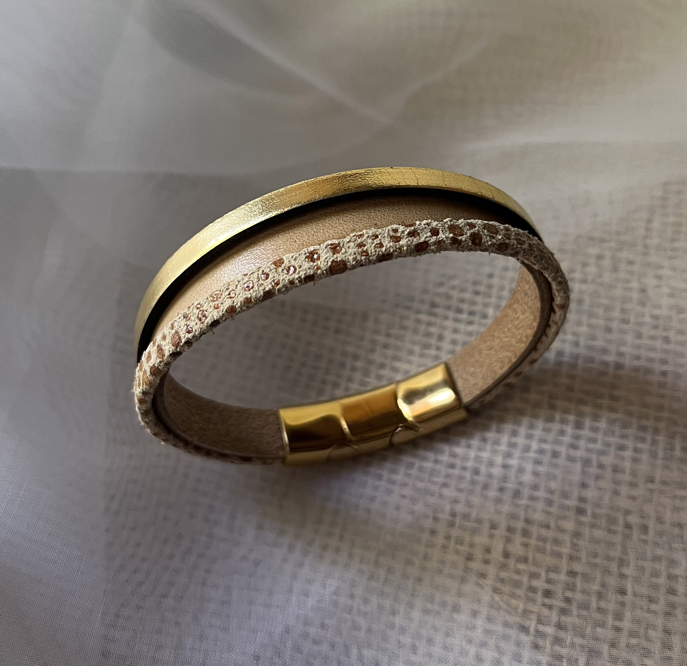 Bracelet manchette femme aux 3 cuirs beige et doré fermoir à extension