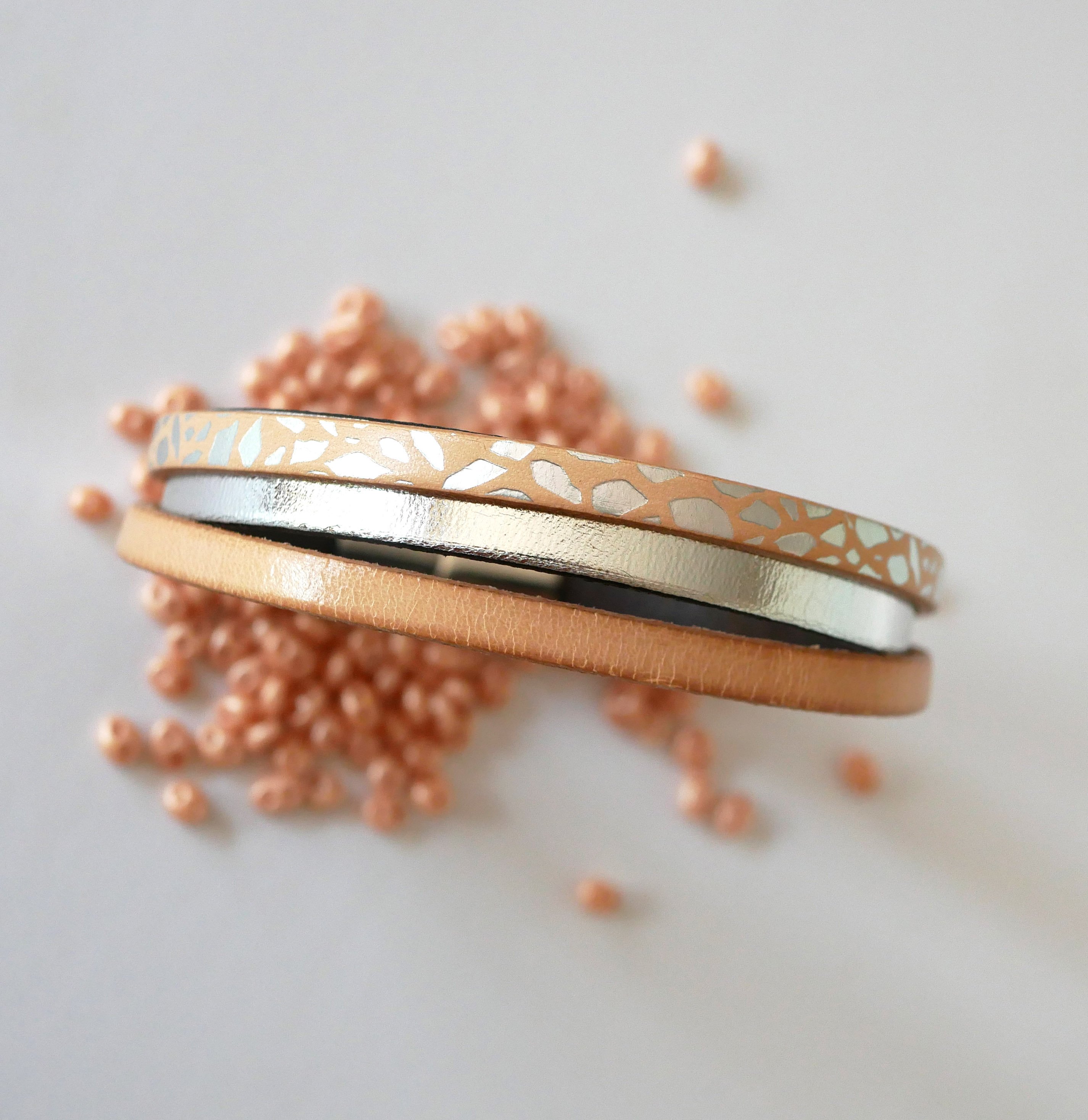 Manschettenarmband f&uuml;r Frauen aus nat&uuml;rlichem und versilbertem Leder 