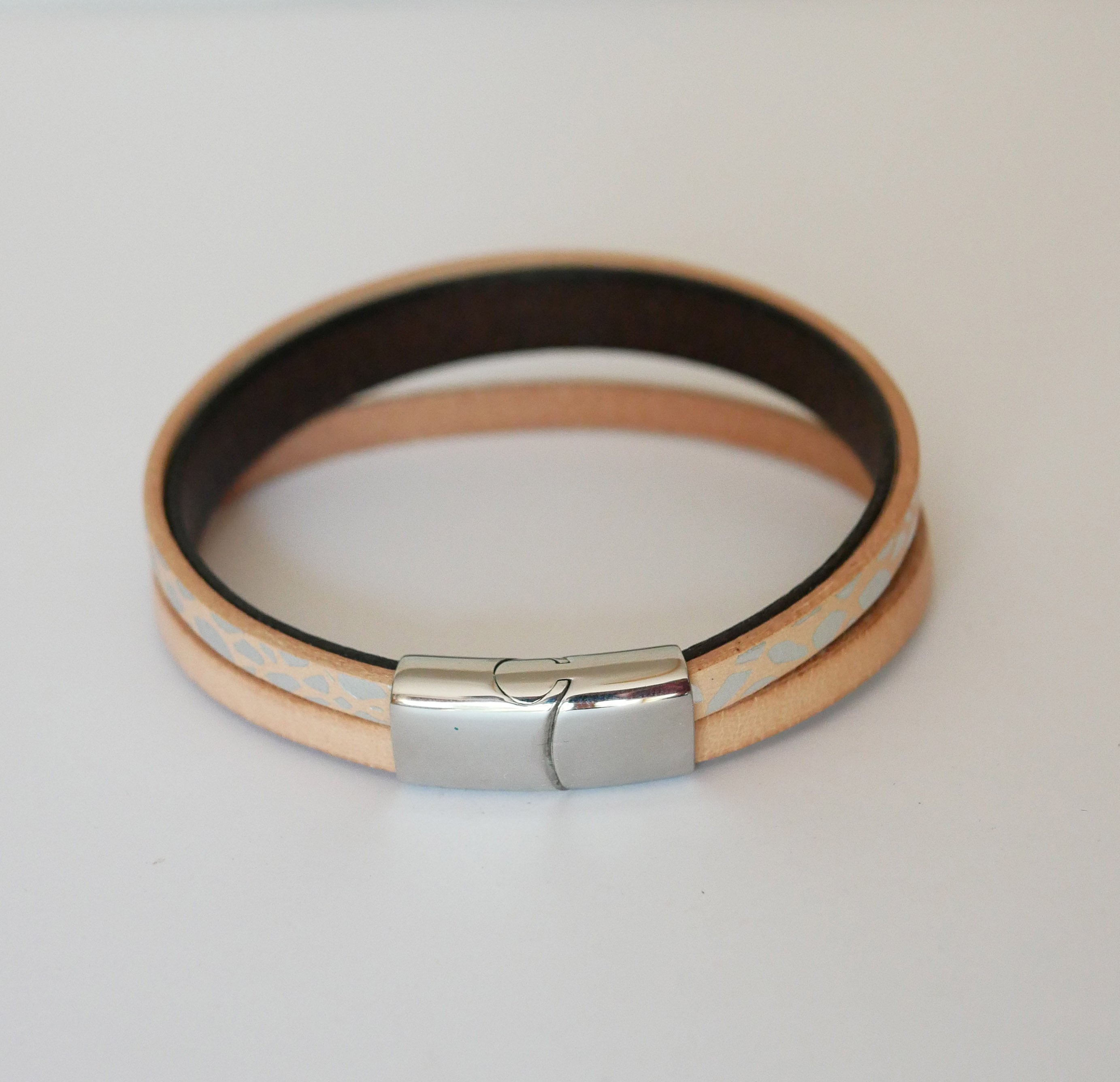 Manschettenarmband f&uuml;r Frauen aus nat&uuml;rlichem und versilbertem Leder 