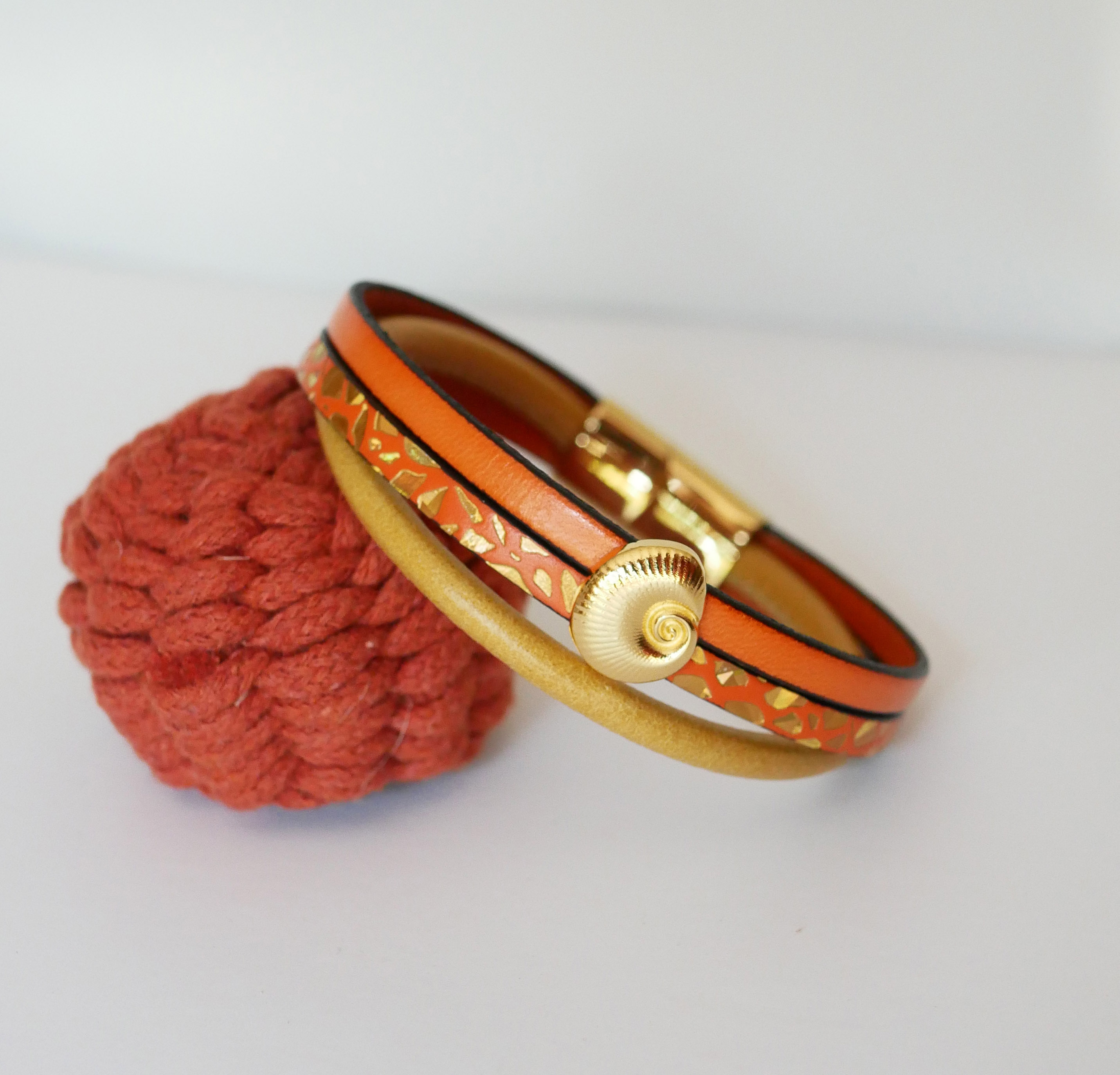 Manschettenarmband für Frauen goldfarben Muschel gold- und orangefarben