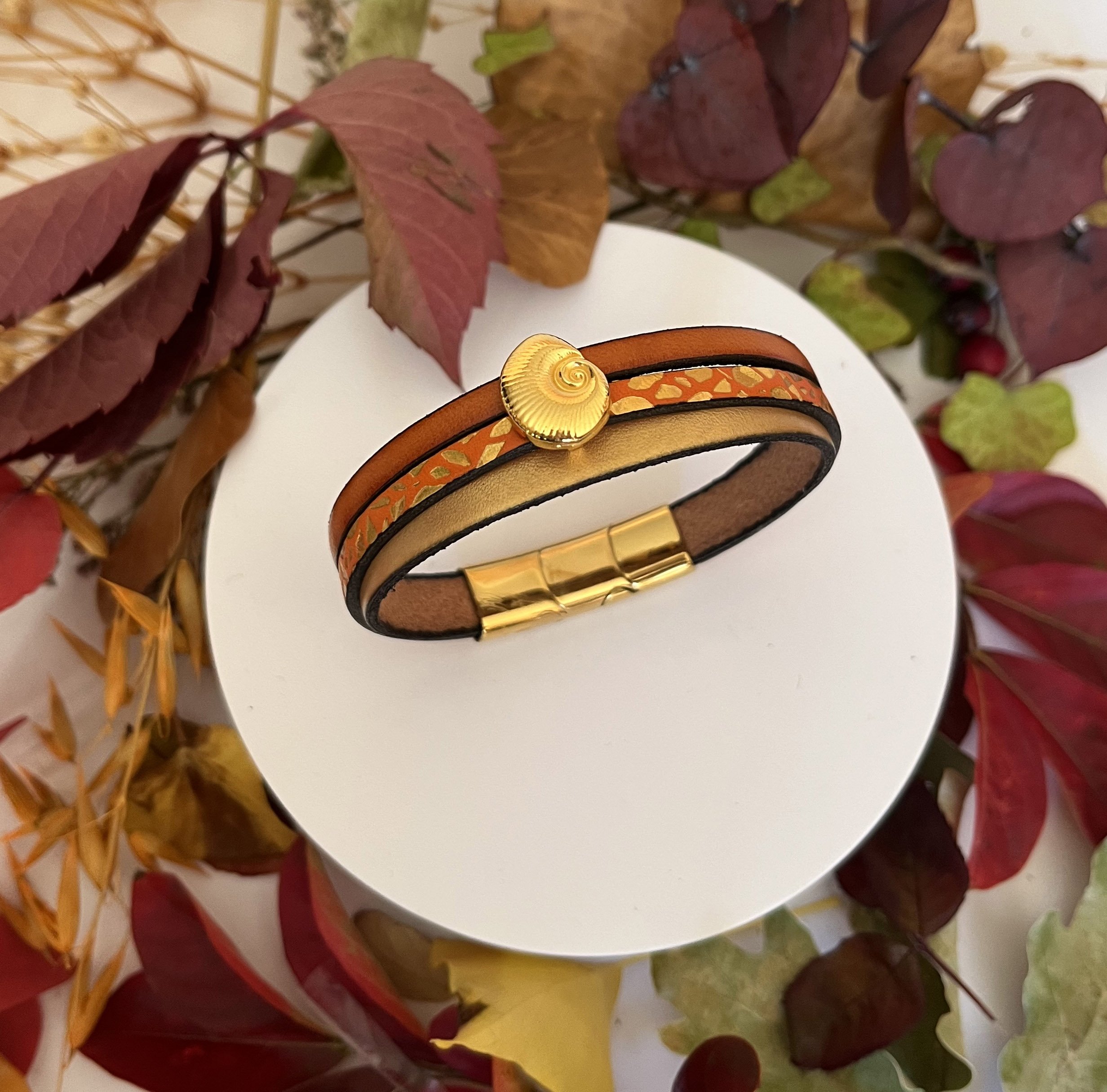 Manschettenarmband f&uuml;r Frauen goldfarben Muschel gold- und orangefarben