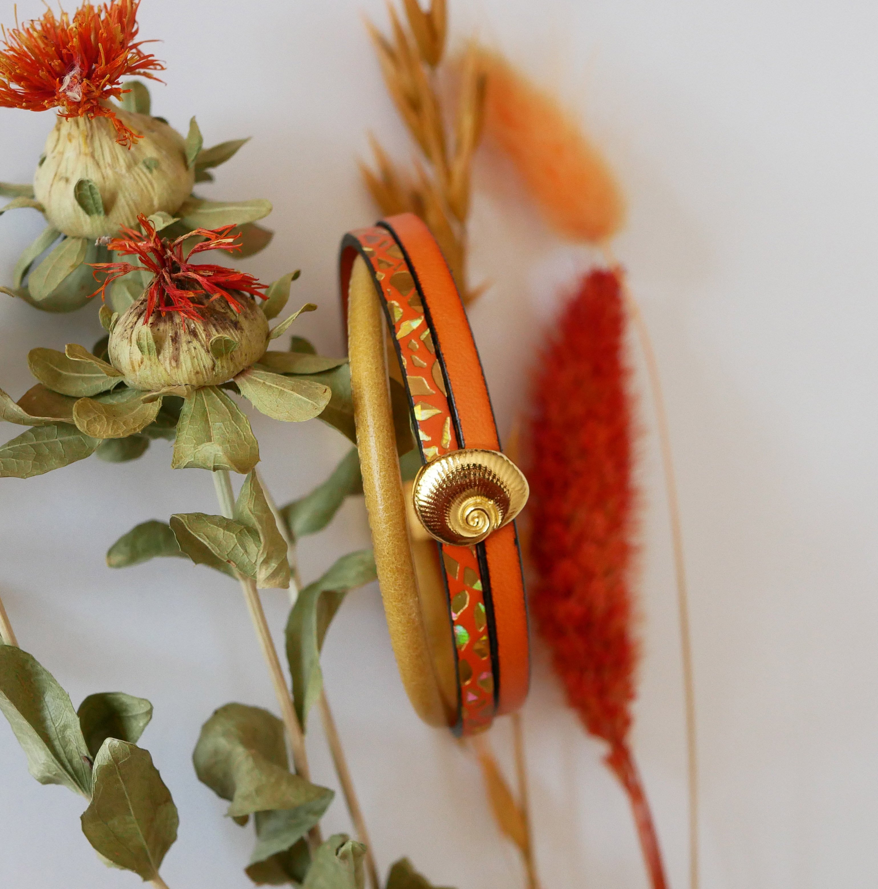 Manschettenarmband für Frauen goldfarben Muschel gold- und orangefarben