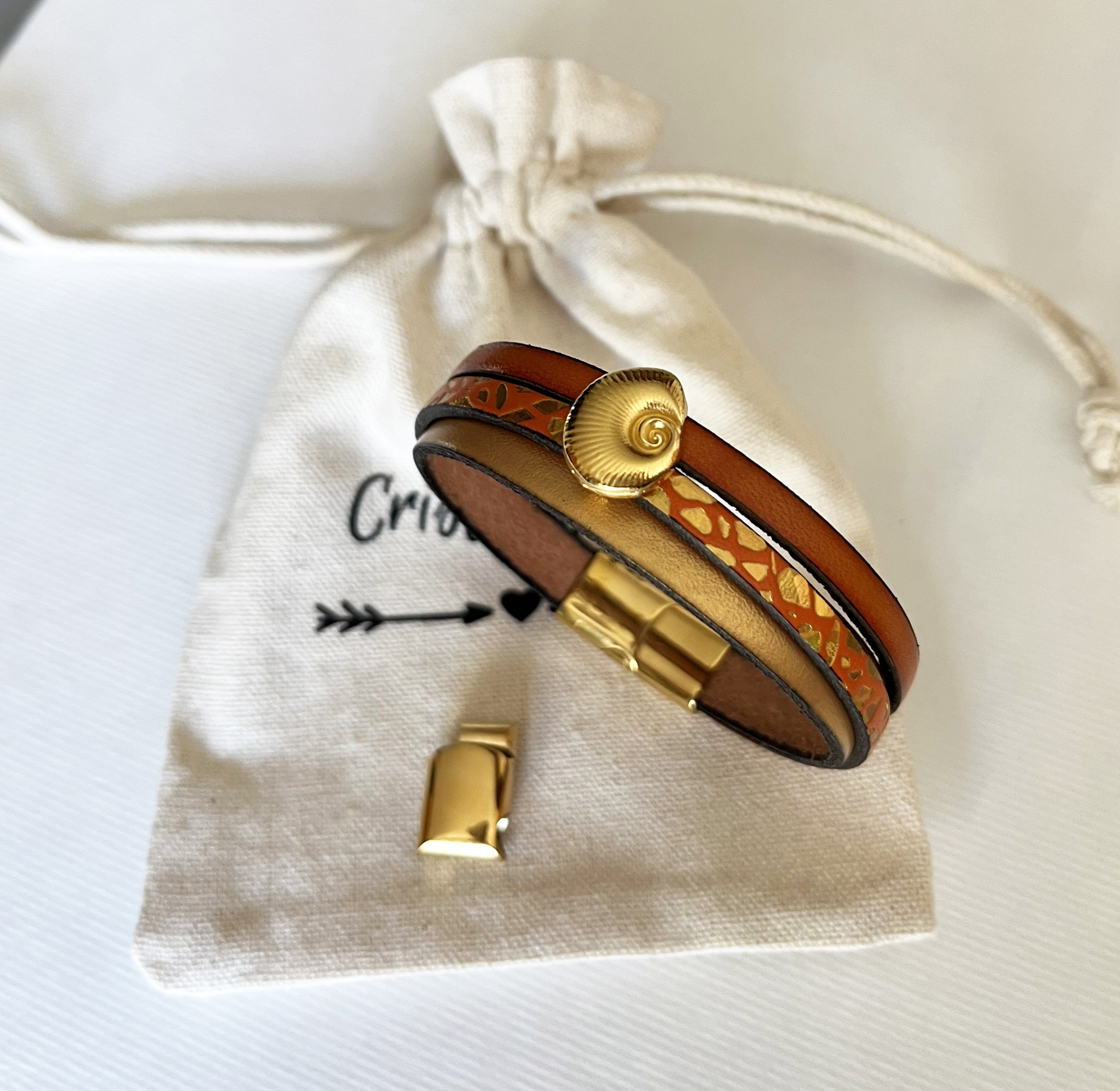 Manschettenarmband f&uuml;r Frauen goldfarben Muschel gold- und orangefarben