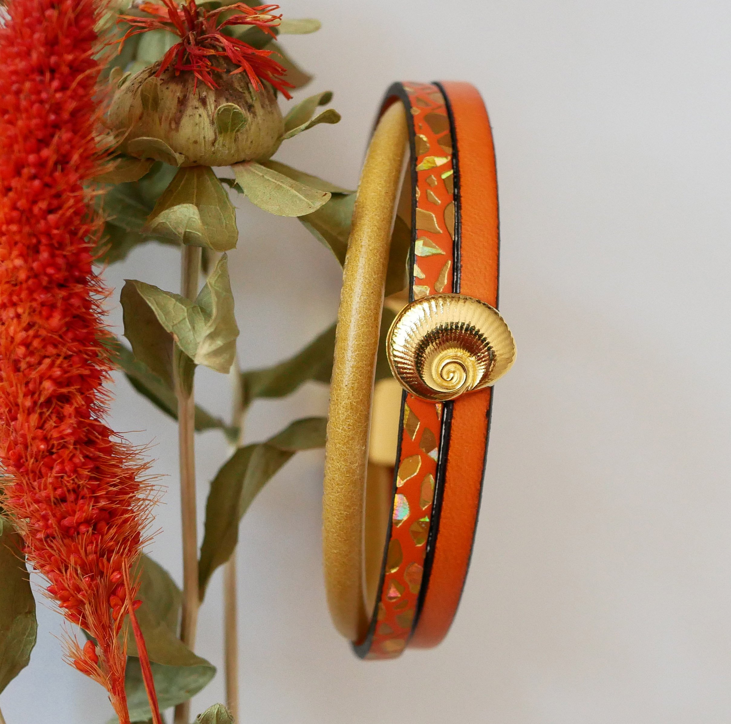 Manschettenarmband für Frauen goldfarben Muschel gold- und orangefarben