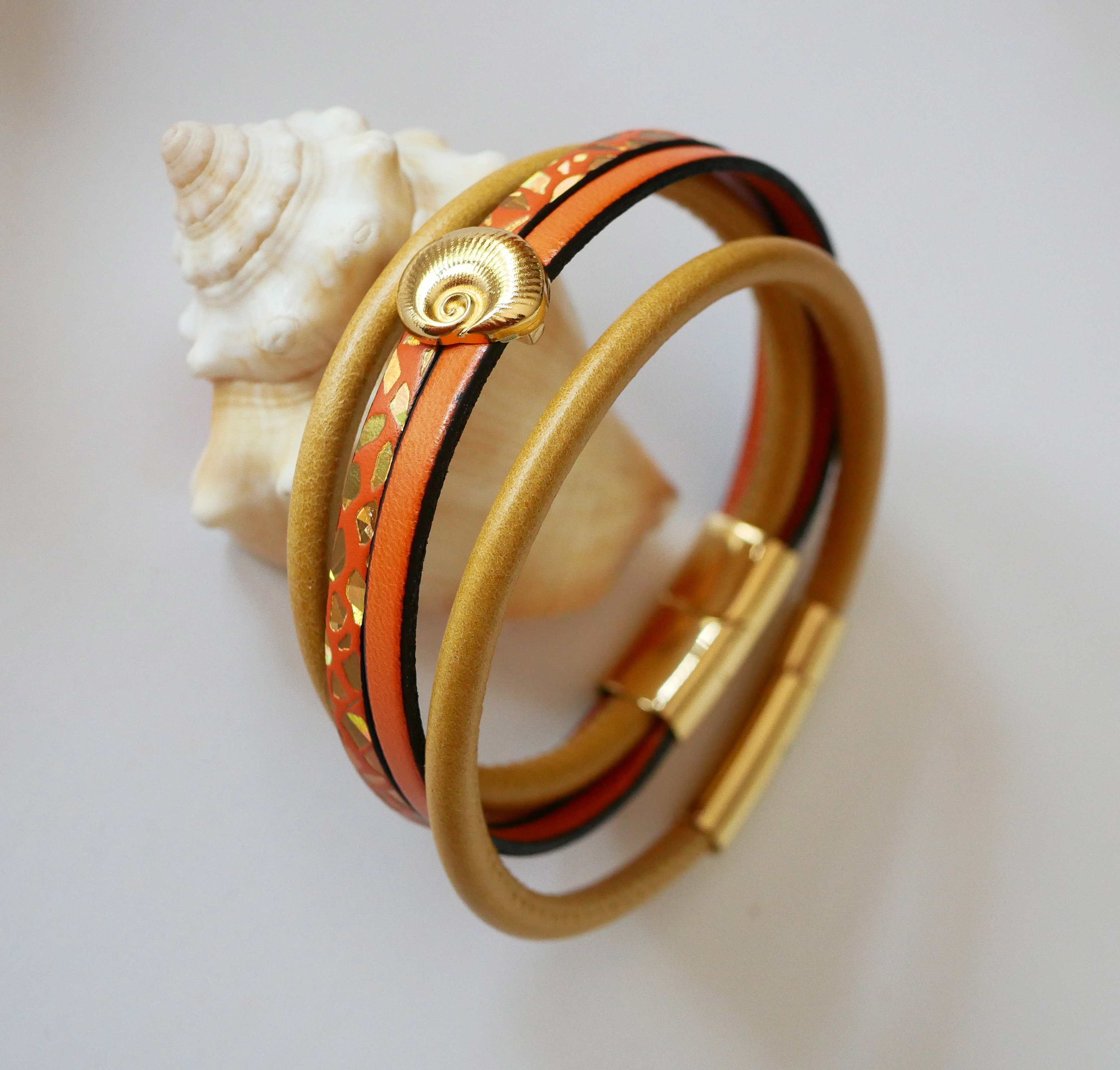 Manschettenarmband für Frauen goldfarben Muschel gold- und orangefarben