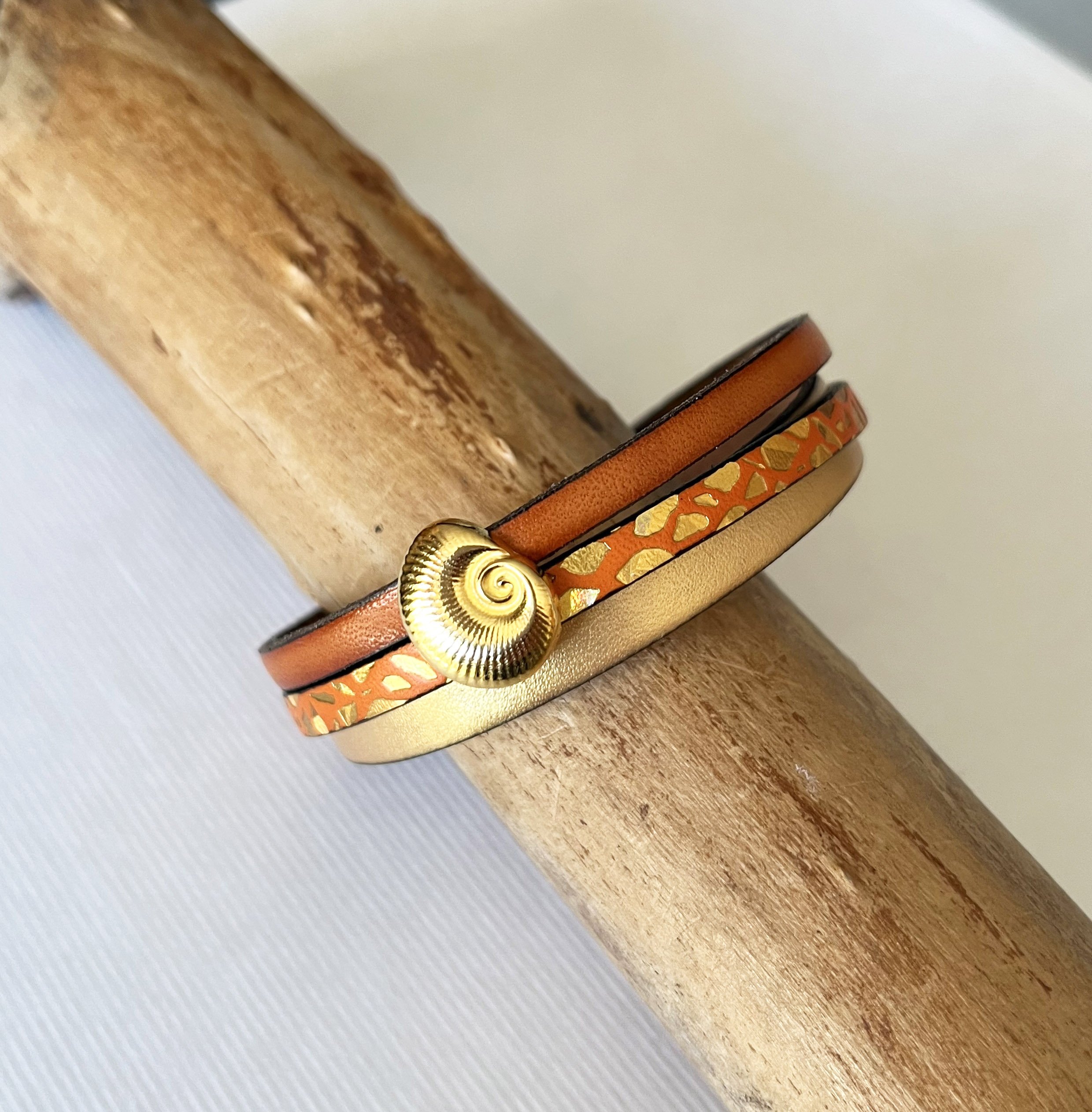 Manschettenarmband f&uuml;r Frauen goldfarben Muschel gold- und orangefarben