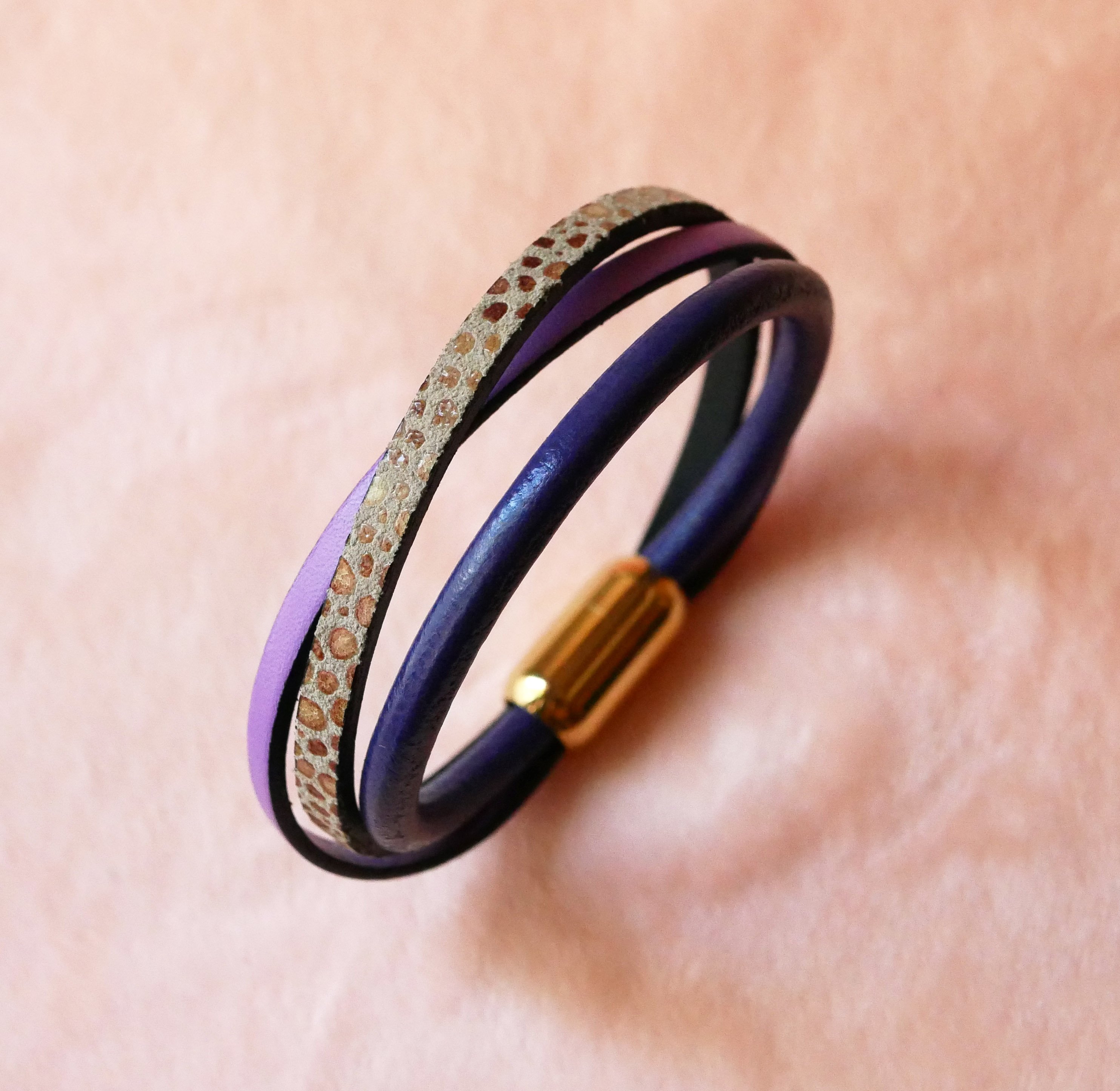 Manschettenarmband f&uuml;r Frauen aus violettem und goldenem Leder